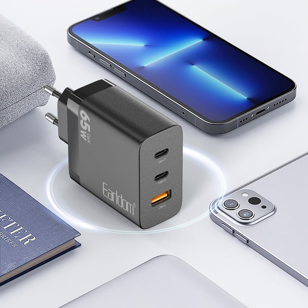 USB-C ve USB-A bağlantı noktalarına sahip siyah bir Earldom 65W GaN şarj cihazı.