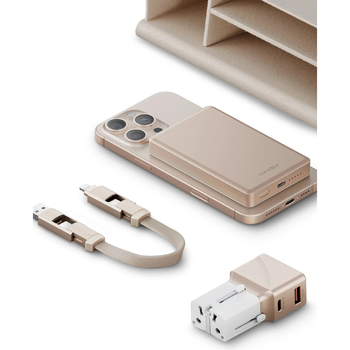 Altın rengi powerbank iPhone üzerinde, şarj kablosu ve seyahat adaptörü.