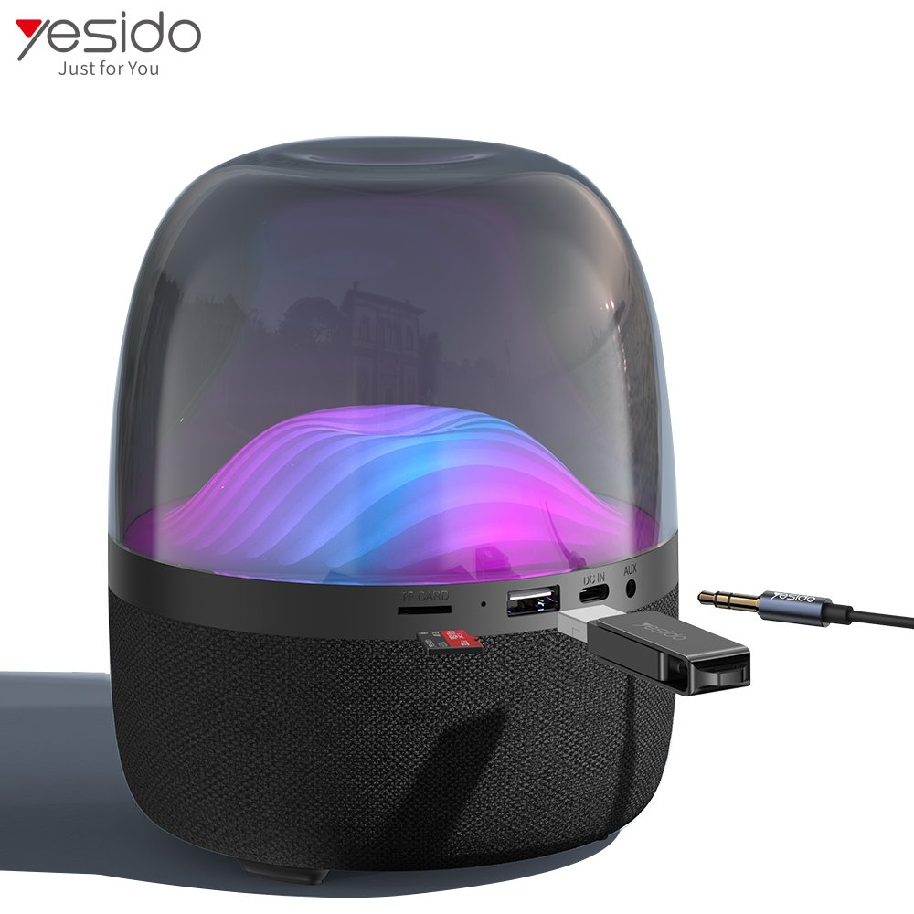 Renkli ışıklı Yesido hoparlör, USB, TF kart yuvası, DC IN ve AUX girişi. USB bellek takılı.