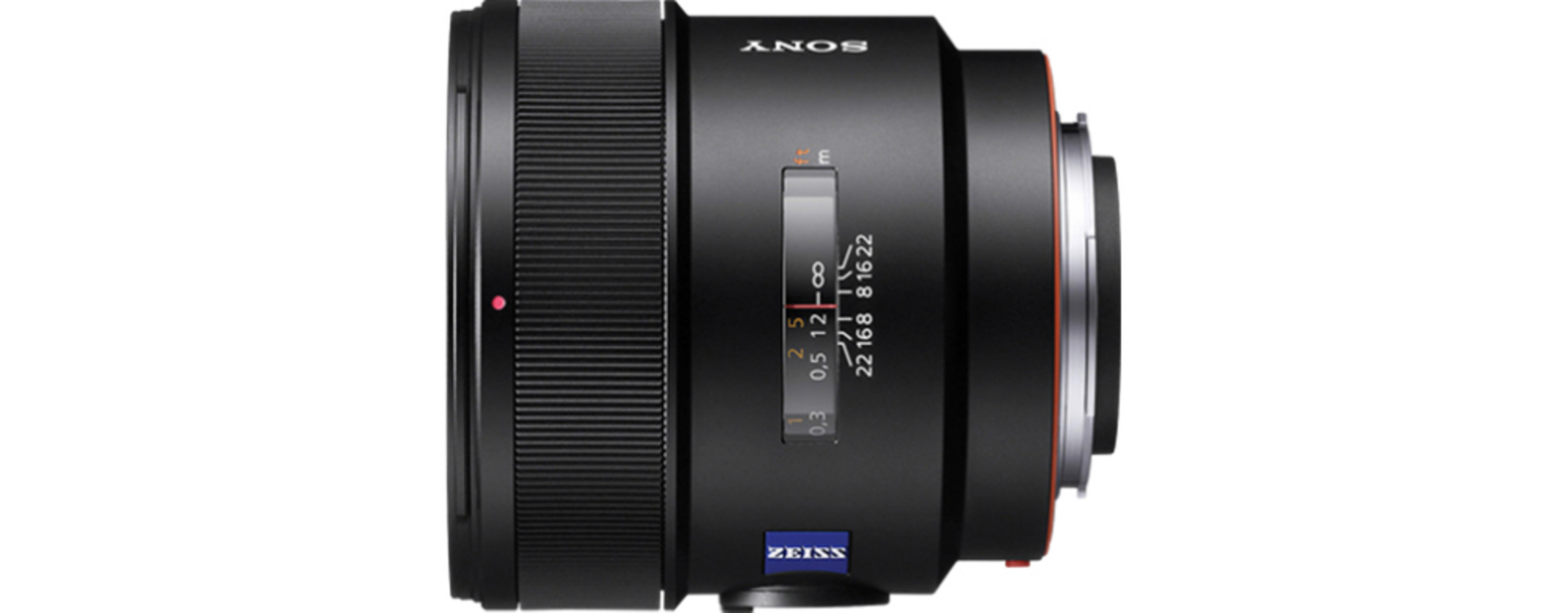 Sony Objektiv mit Fokusring, Entfernungsskala und Blendenring.
