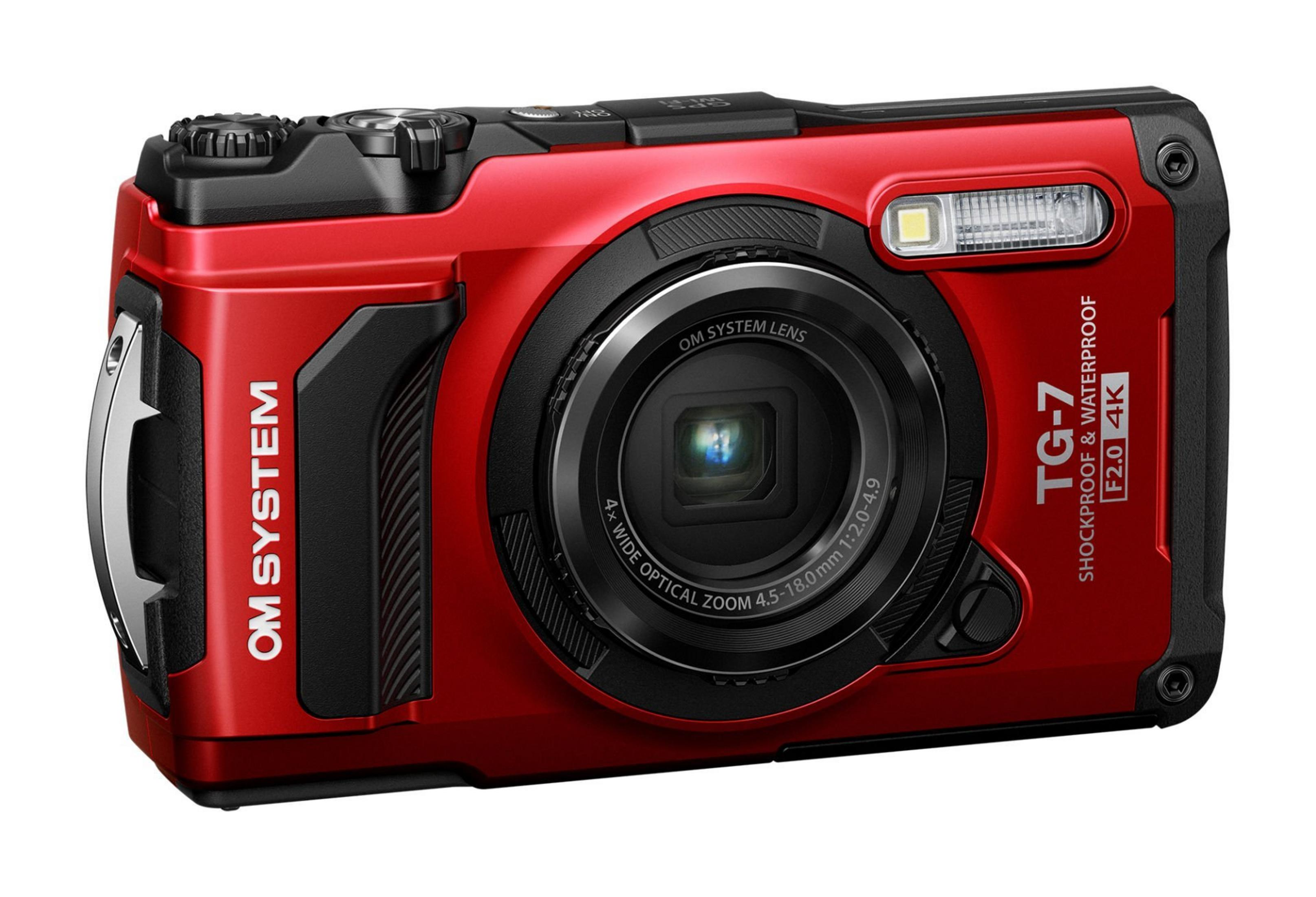 Una cámara OM System TG-7 roja con lente y flash negros.