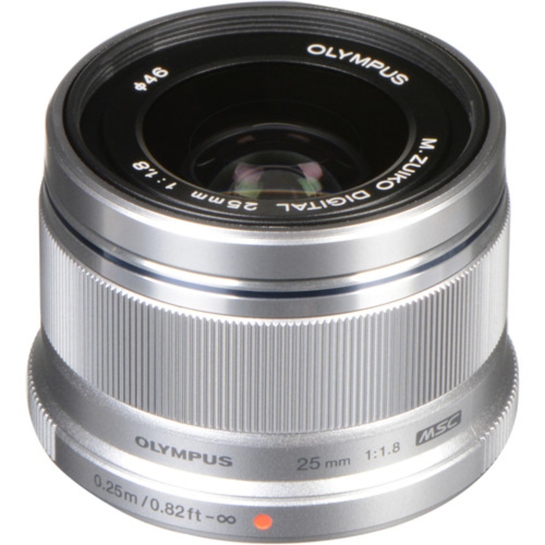 Silbernes Olympus M.Zuiko 25mm f/1.8 Objektiv mit gerändeltem Fokusring.