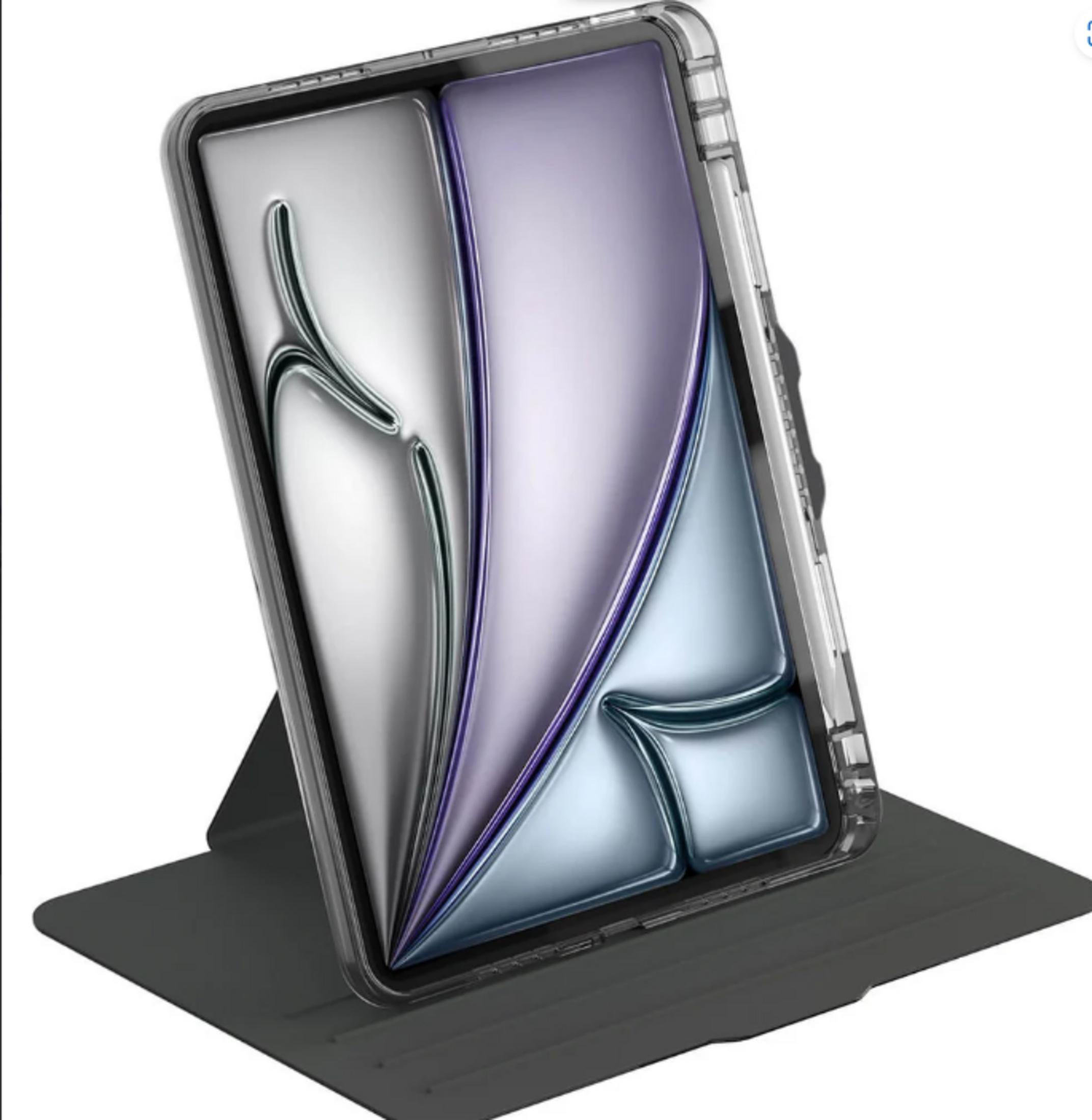 Una tableta en una funda transparente sobre un soporte oscuro.