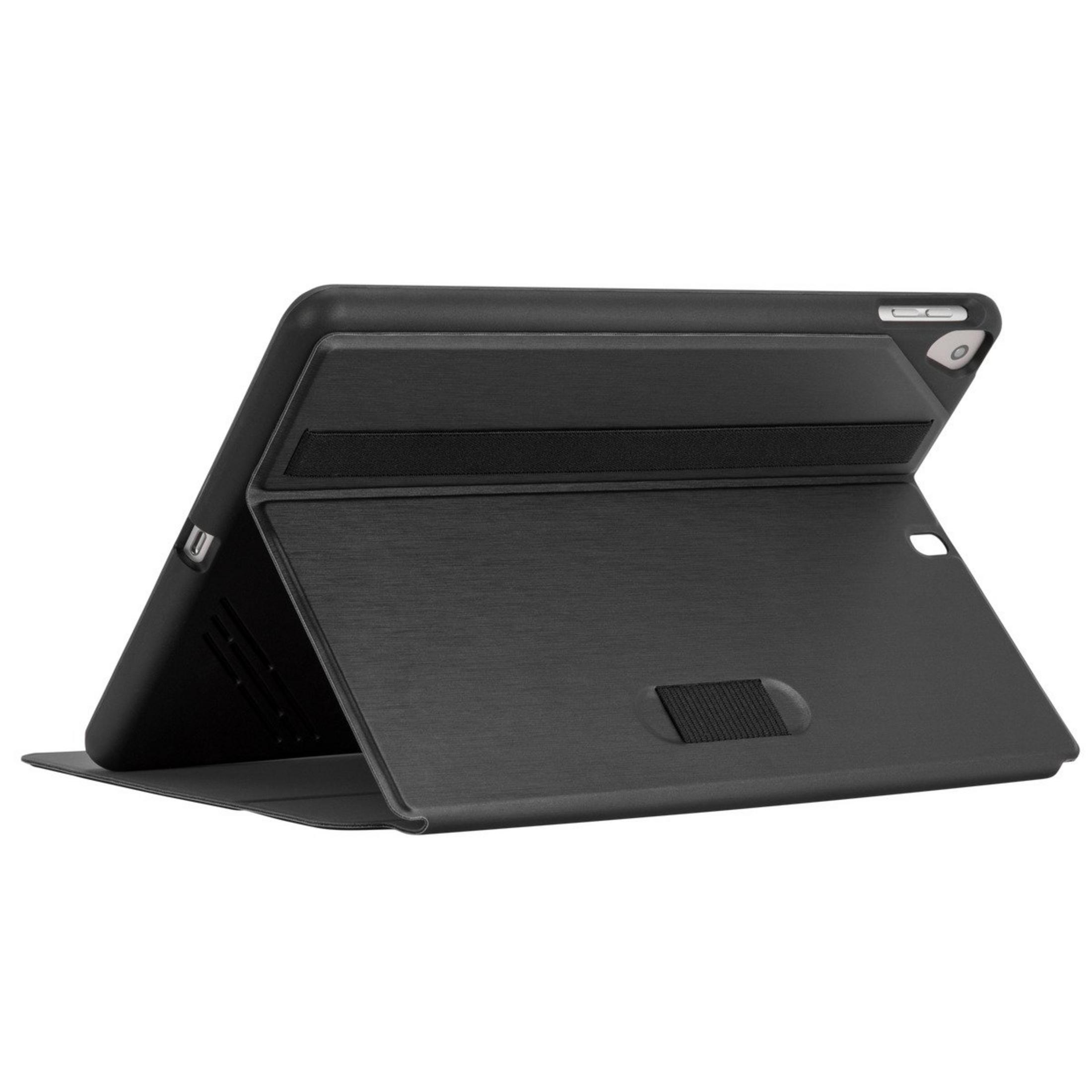 Schwarze Tablet-Hülle im Ständer-Modus, mit sichtbaren Aussparungen und einer elastischen Schlaufe.