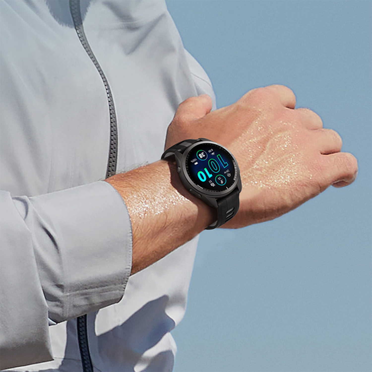 Mężczyzna w szarej koszuli nosi smartwatch na spoconej ręce.