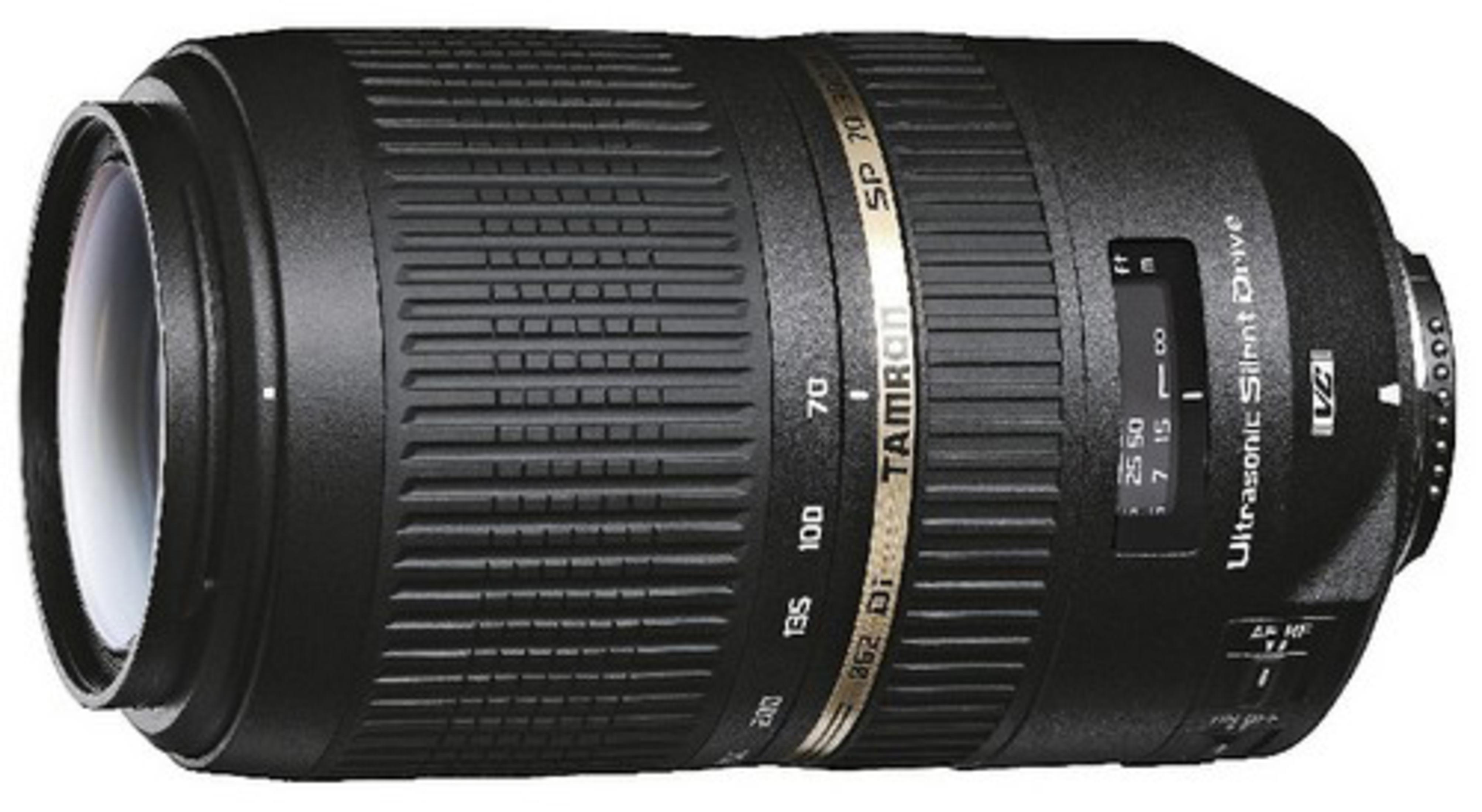 Ein schwarzes Tamron SP 70-300mm Objektiv mit goldenen Akzenten und Entfernungsmarkierungen.