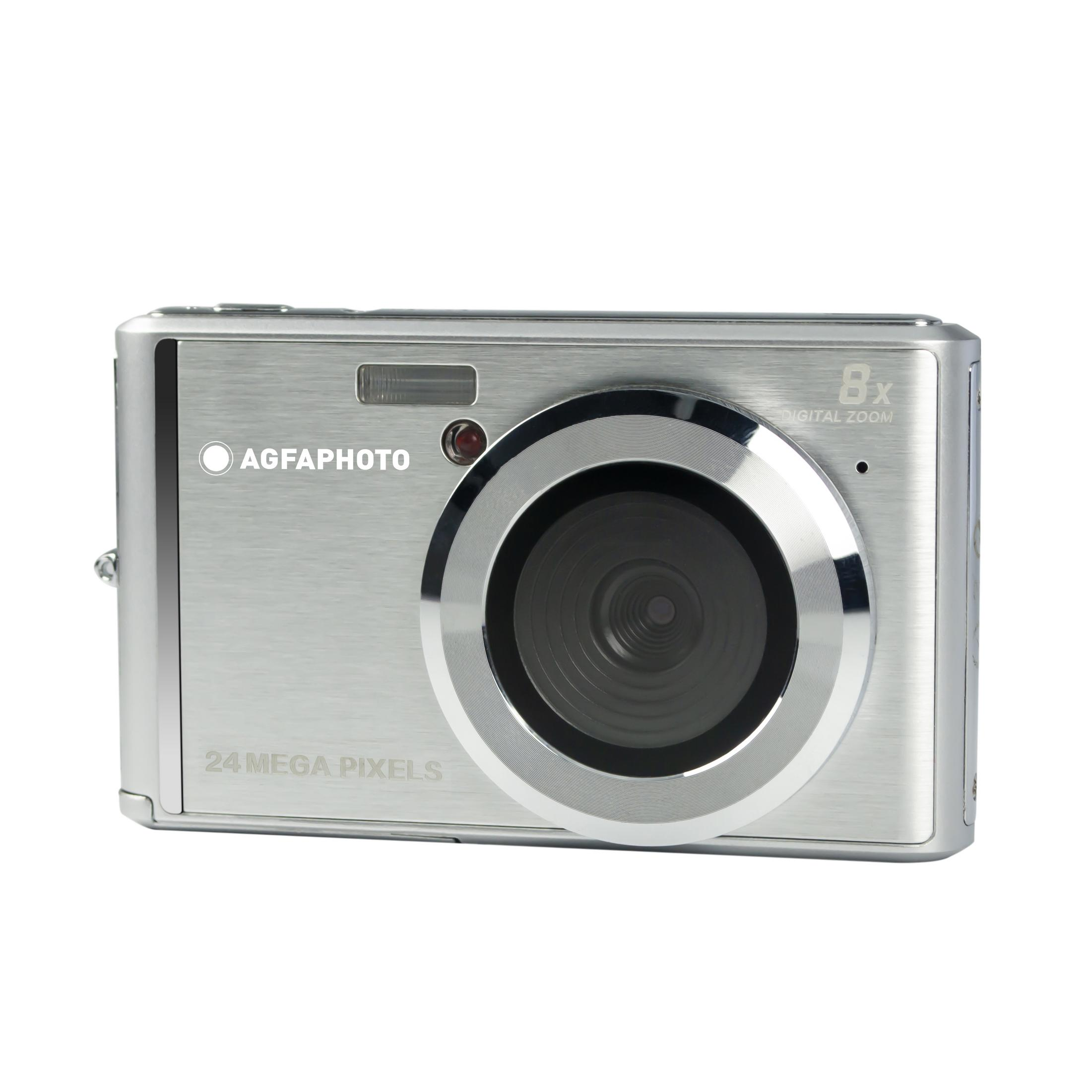 Cámara digital plateada con zoom óptico 8x y 24 megapíxeles.