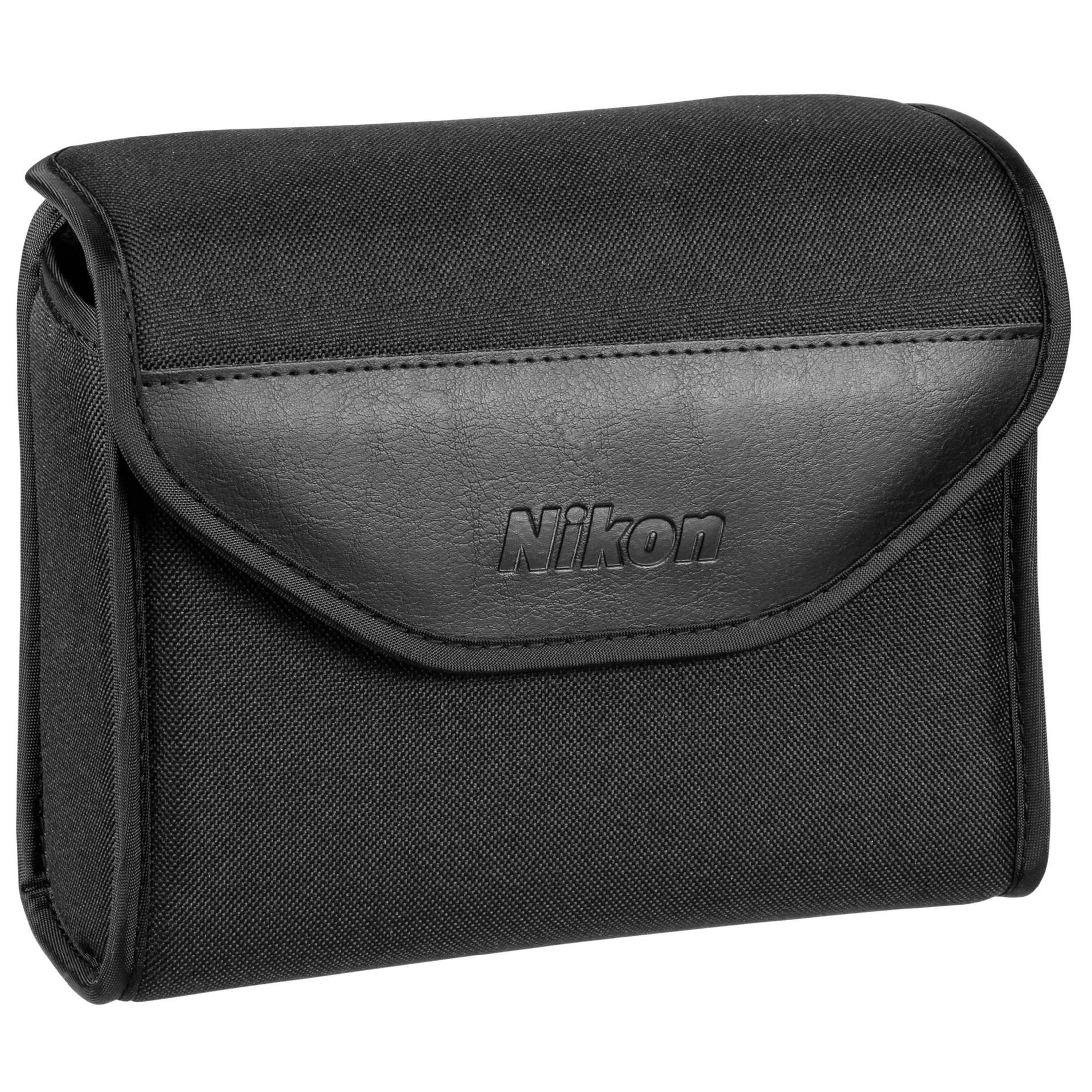 Schwarze Nikon-Tasche mit Lederklappe und eingeprägtem Logo.