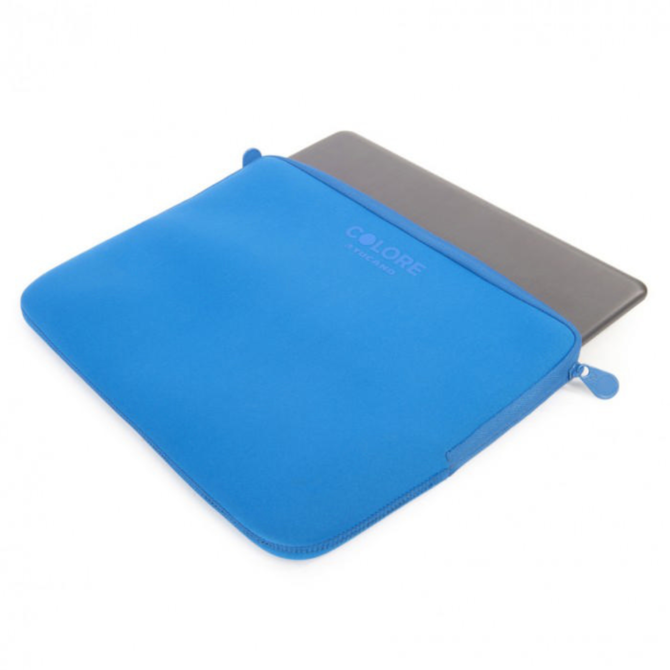 Custodia blu per laptop con cerniera, parzialmente su un laptop grigio.