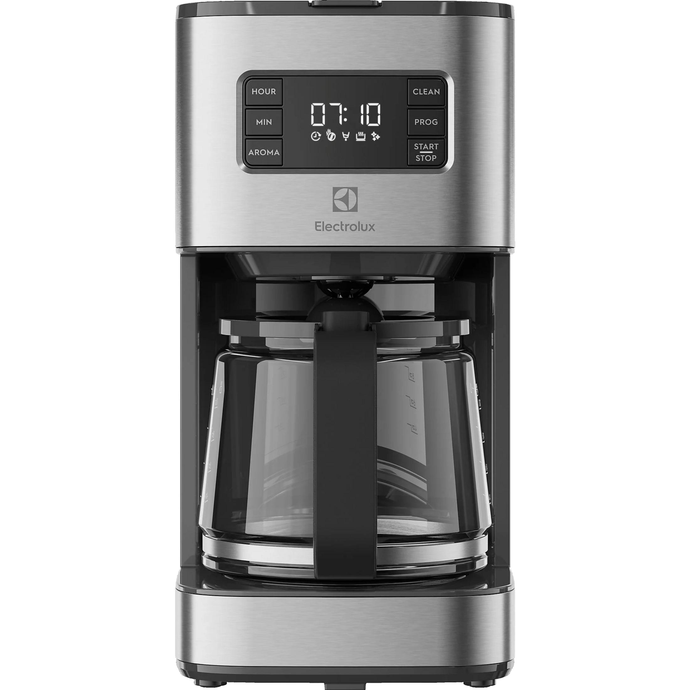 Cam sürahi ve dijital ekrana sahip gümüş Electrolux kahve makinesi.