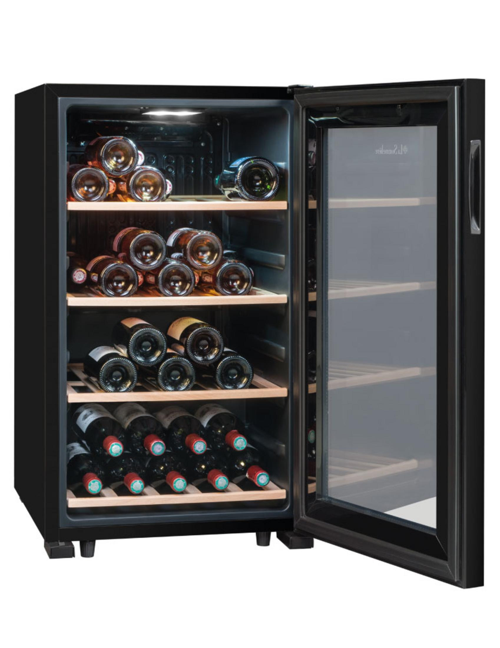 Un enfriador de vino negro con puerta de cristal, lleno de botellas de vino en estantes de madera.