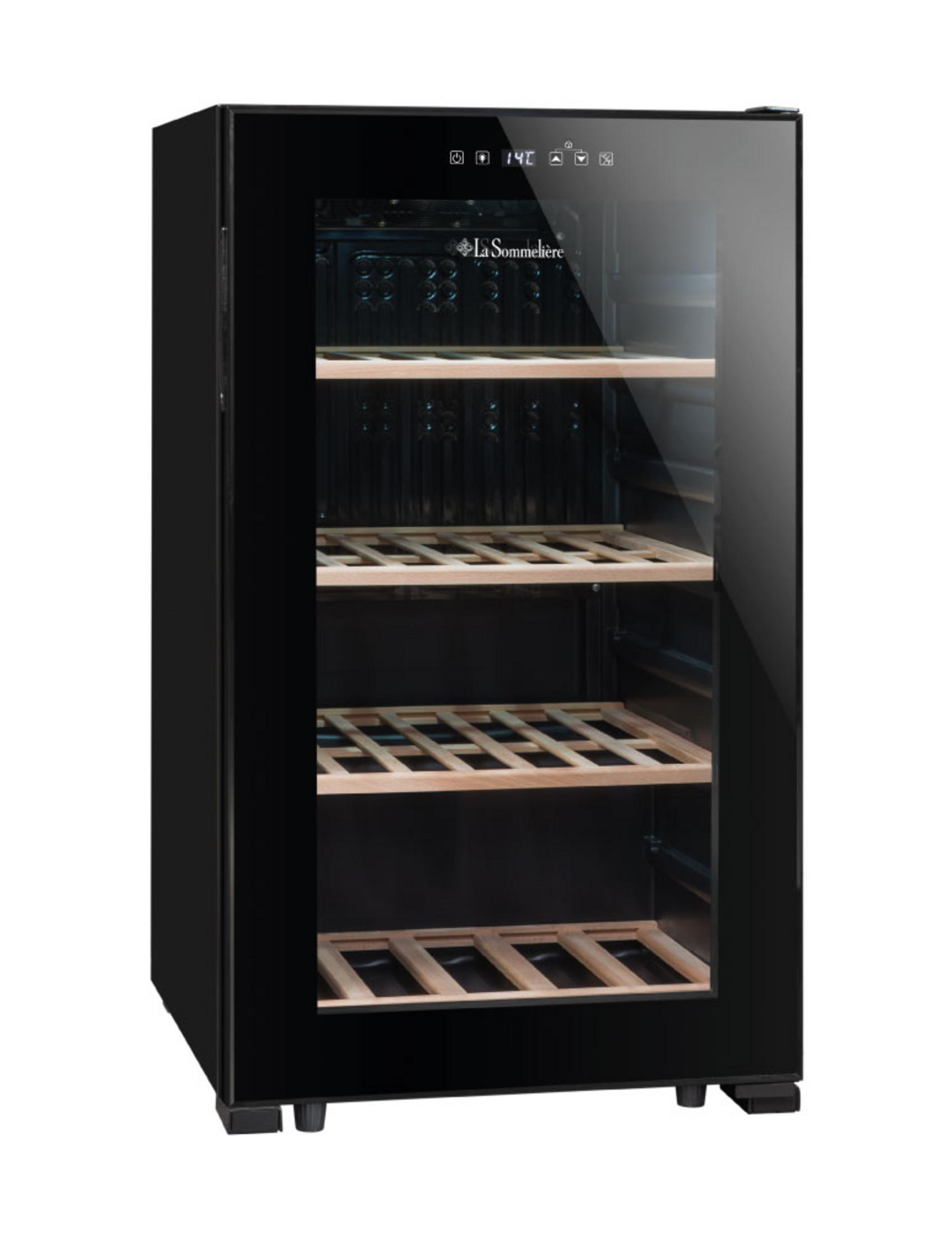 Enfriador de vino negro con puerta de cristal y estantes de madera.