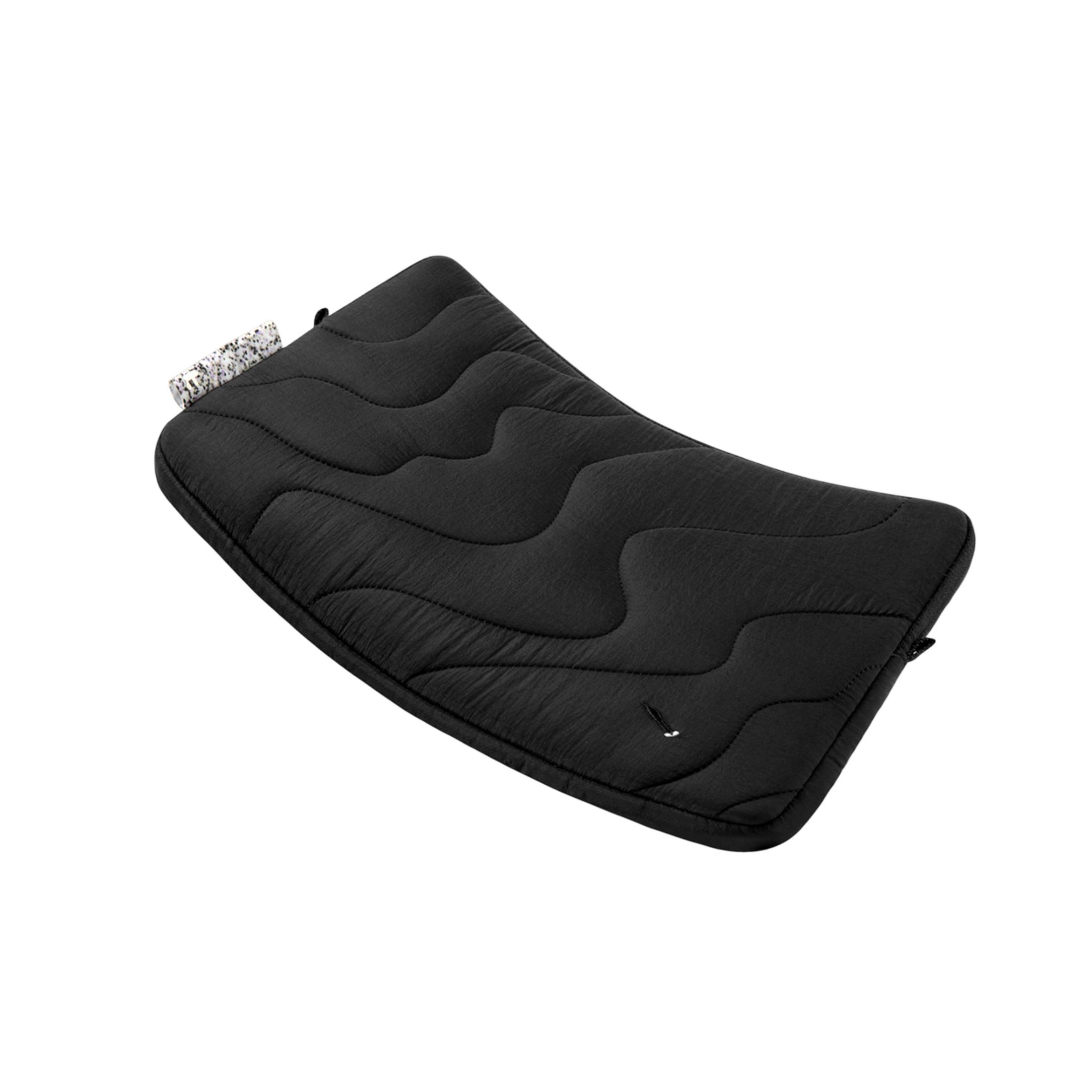 Czarna pikowana podkładka z falistymi szwami i wzorzystym detalem.