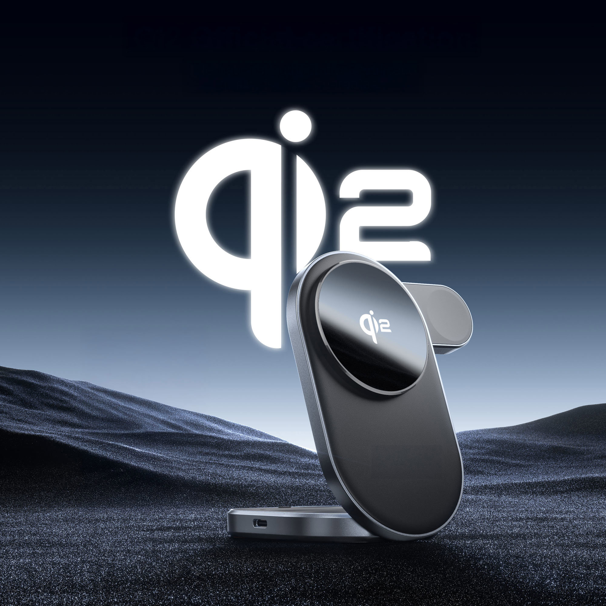 Ein schwarzes qi2 kabelloses Ladegerät steht auf dunkler, texturierter Oberfläche. Ein großes, leuchtendes qi2-Logo ist dahinter.