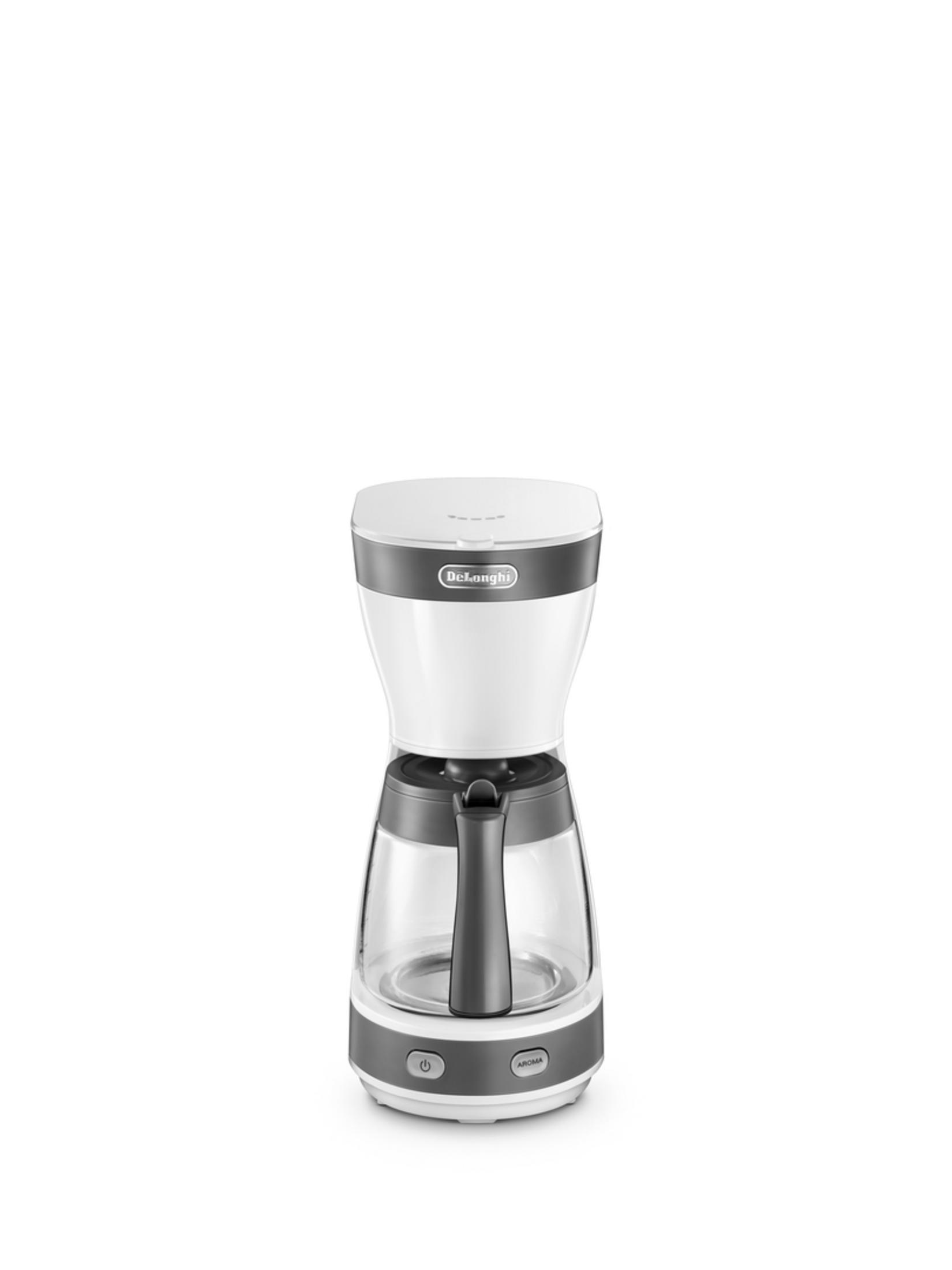 Gri vurgulara sahip beyaz bir DeLonghi kahve makinesi ve cam sürahi.