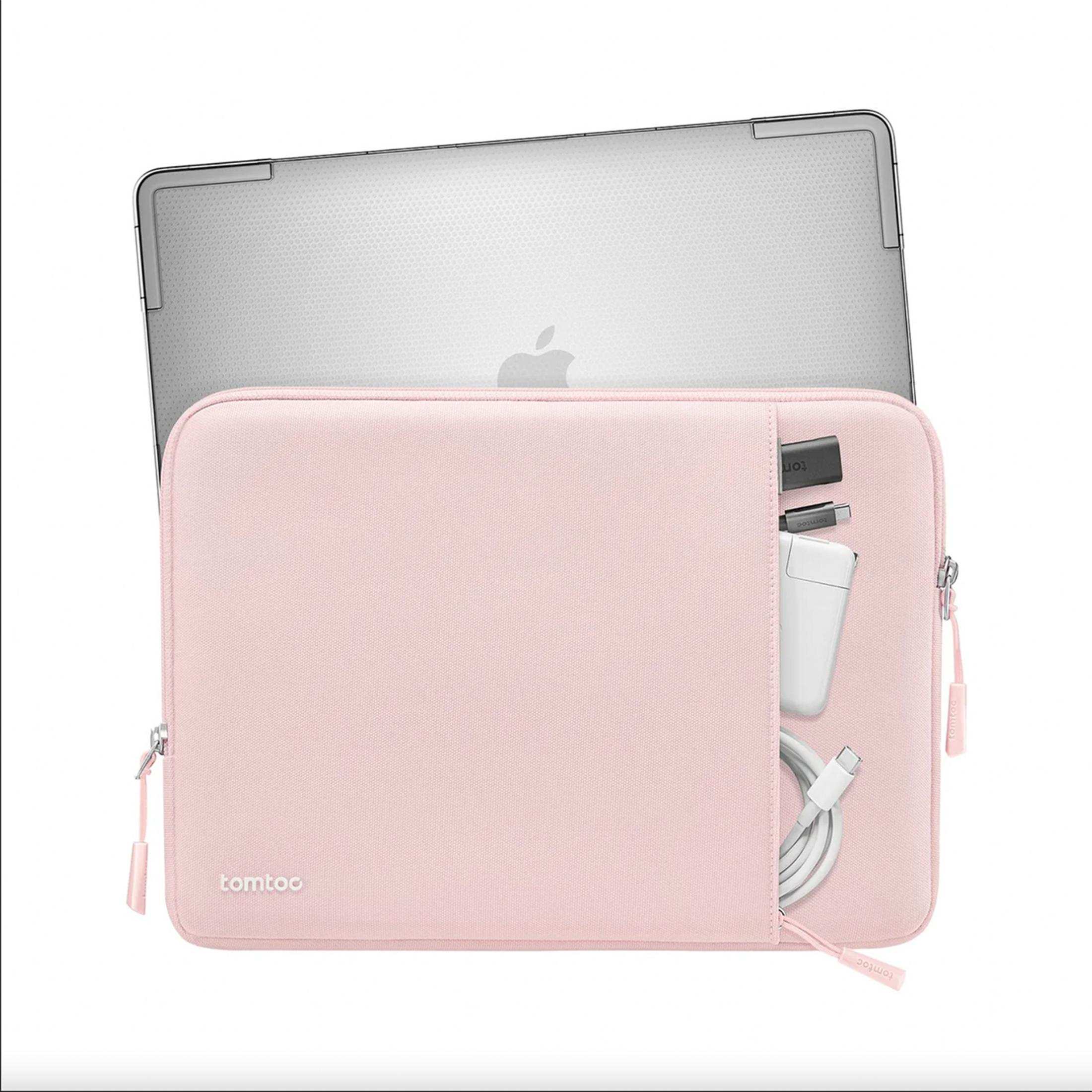 Różowe etui na laptopa z akcesoriami i laptopem.