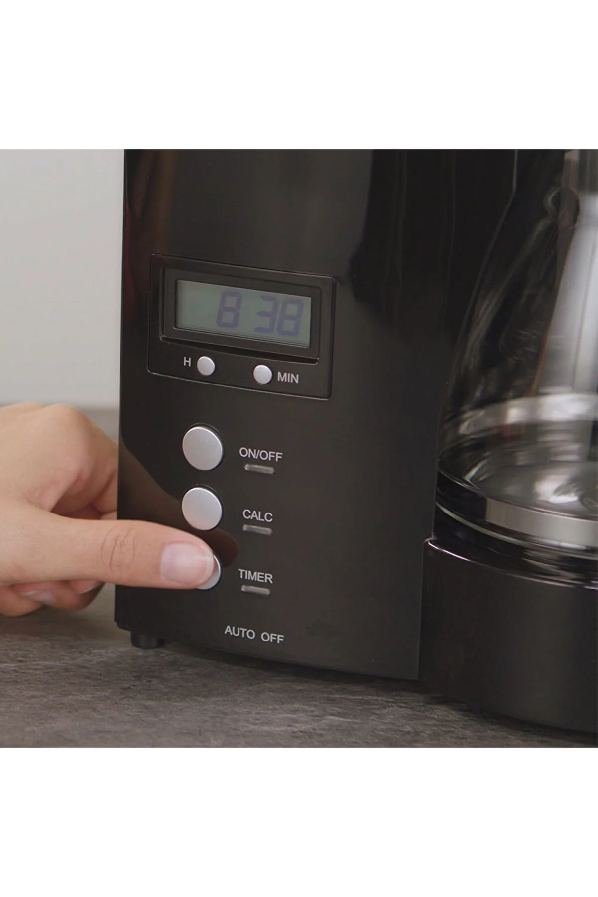 Dłoń naciska przycisk "Timer" na czarnym ekspresie do kawy z cyfrowym wyświetlaczem.