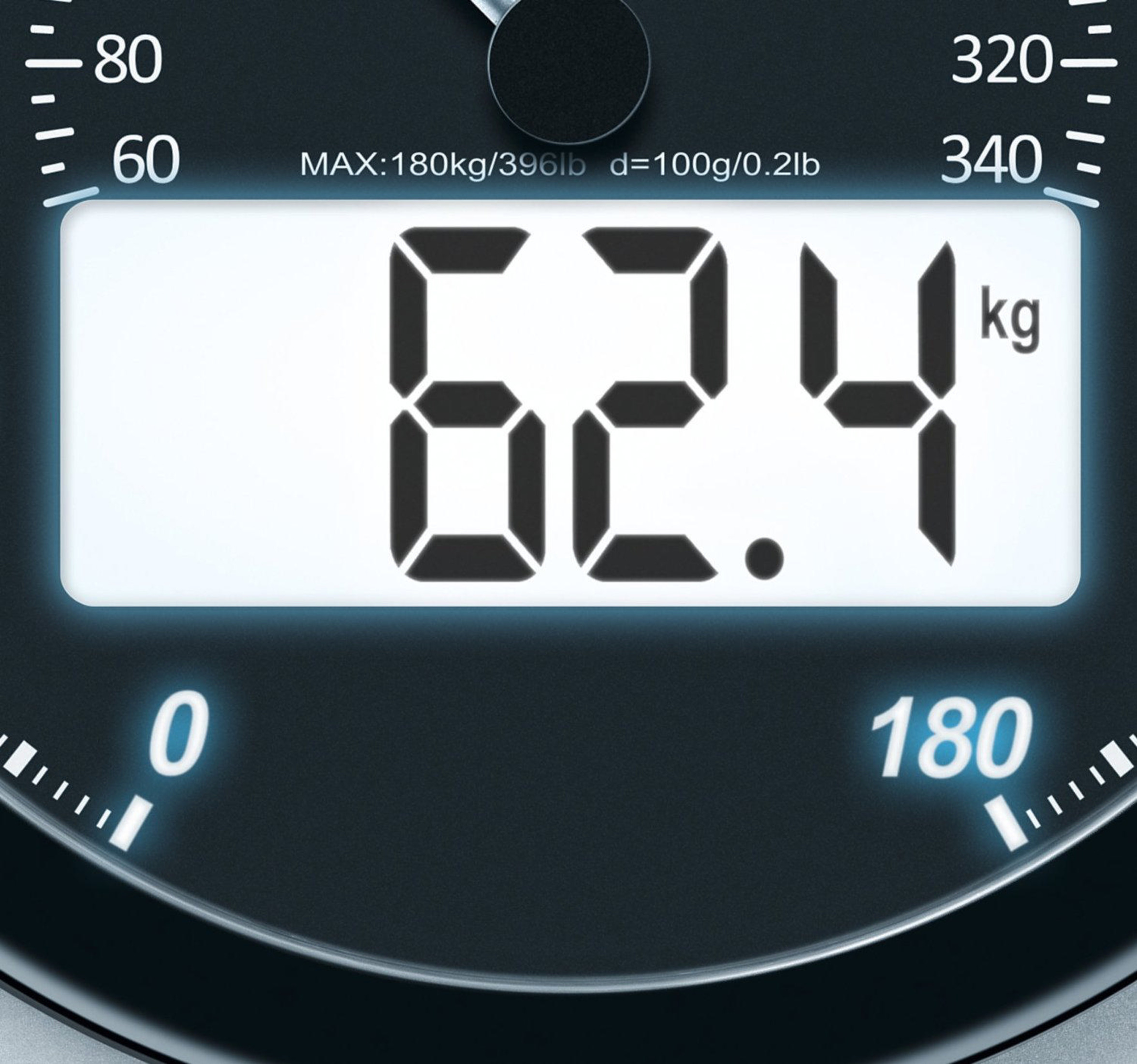 Bilancia digitale mostra 62,4 kg. La bilancia va da 0 a 180 kg.