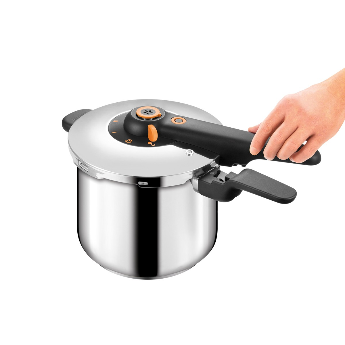 Eine Hand öffnet einen silbernen Schnellkochtopf mit schwarzem Griff und orangefarbenen Details.