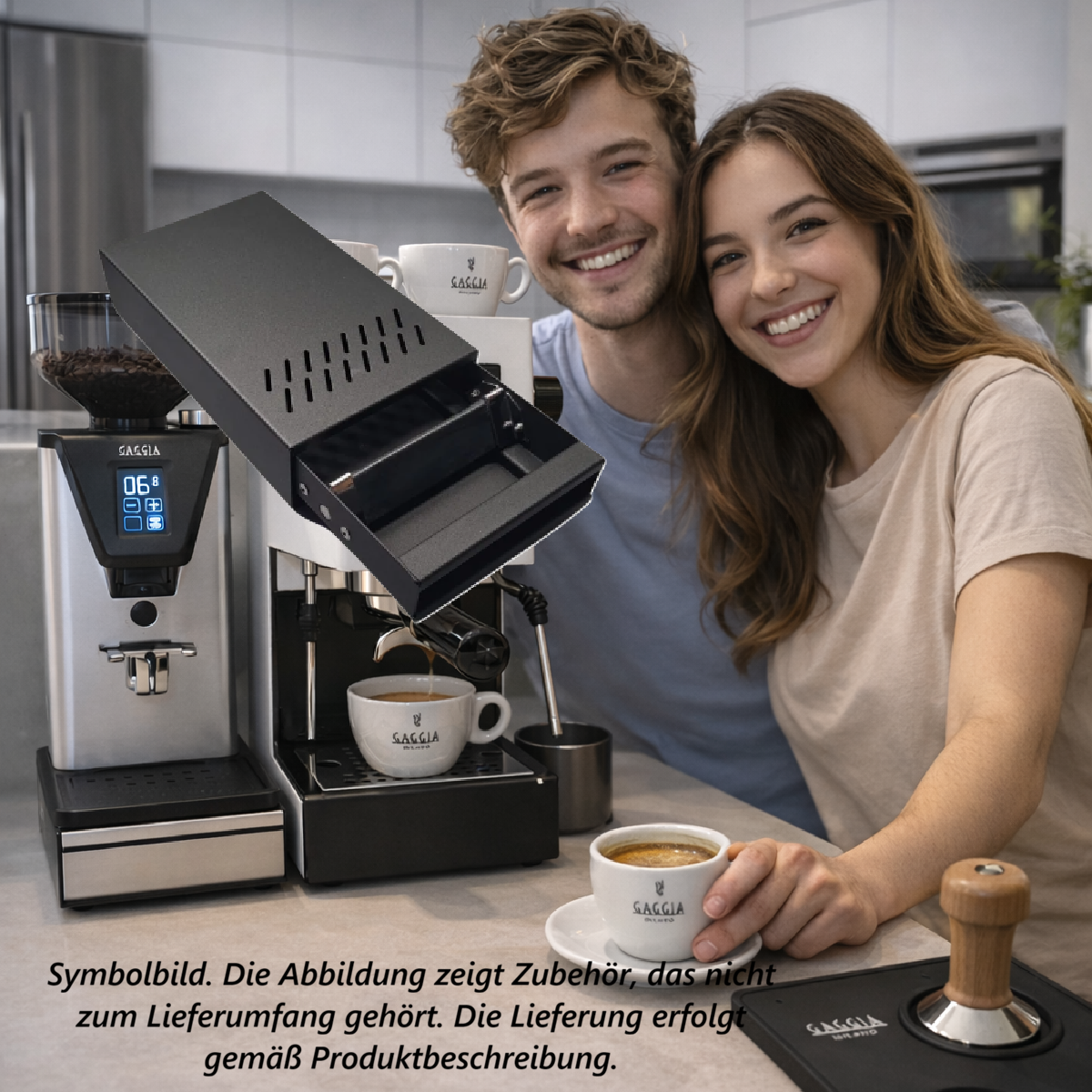 Een stel glimlacht voor een koffiezetapparaat met accessoires.