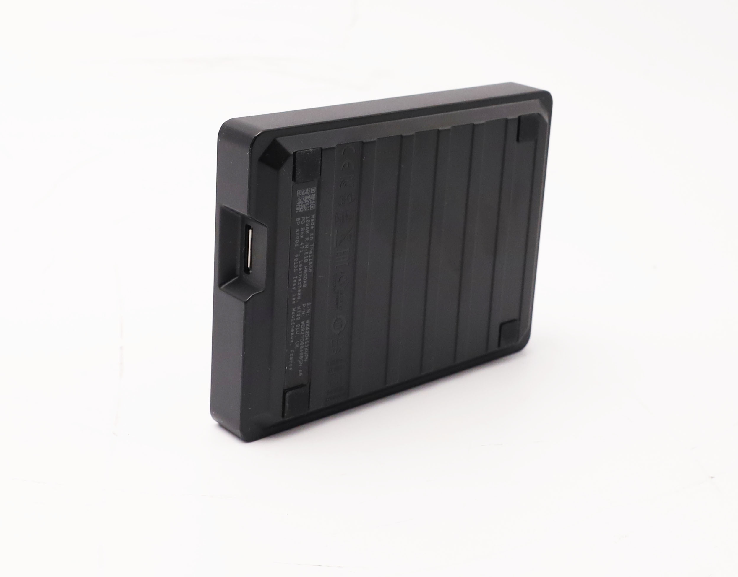 Schwarzes rechteckiges externes Laufwerk mit geriffelter Oberfläche und USB-Anschluss.