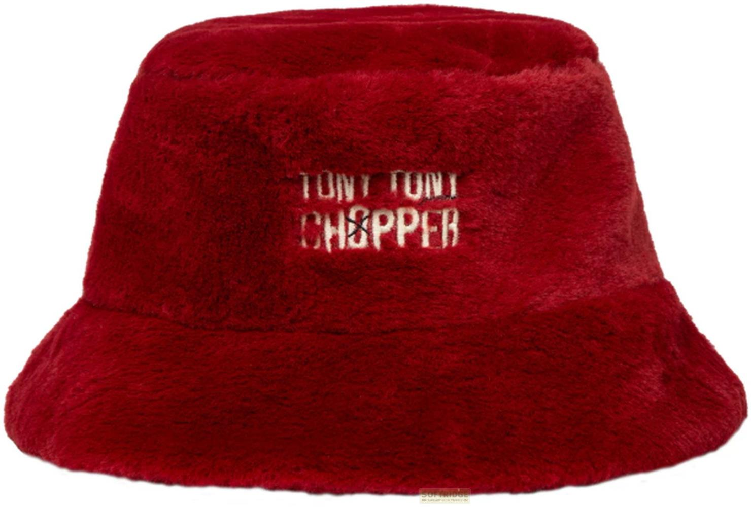Ein flauschiger roter Fischerhut mit weißer Stickerei „TONY TONY CHOPPER“ auf der Vorderseite, vor weißem Hintergrund.