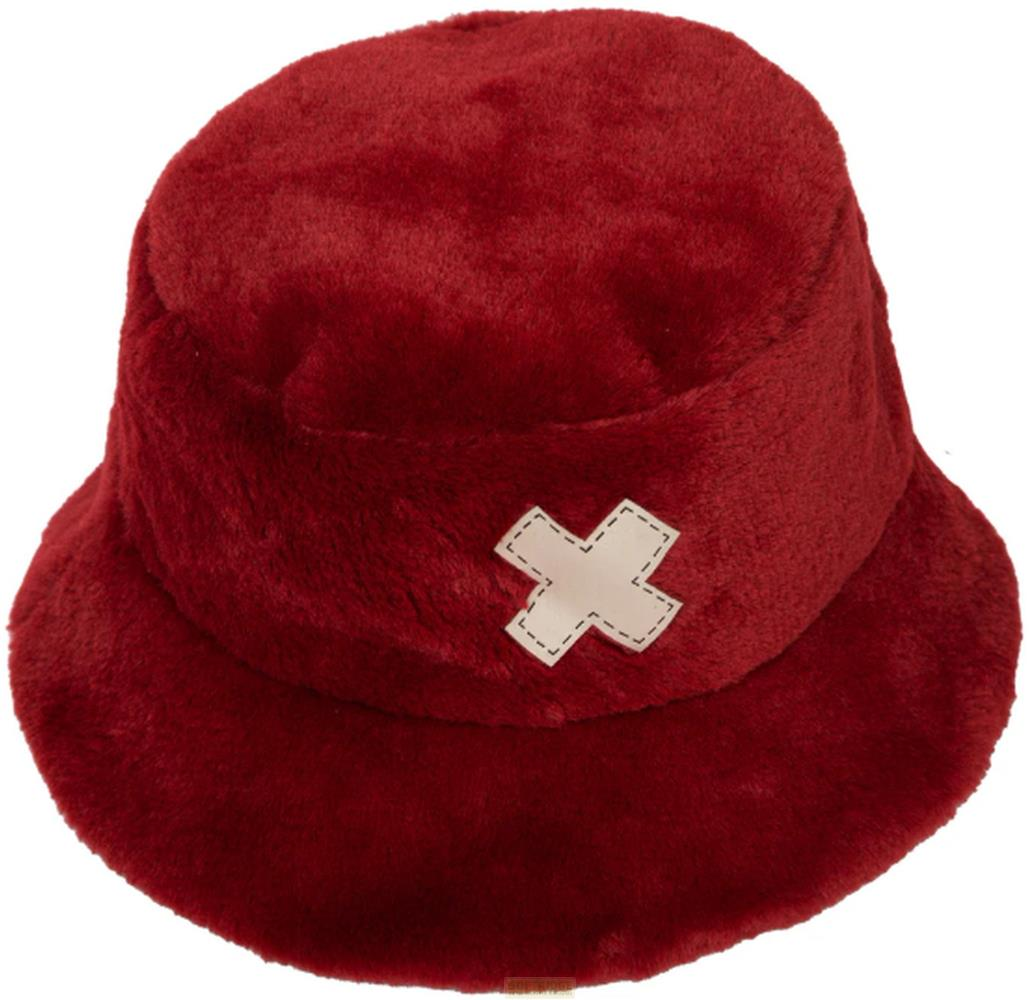 Rote Plüsch-Bombermütze mit weißem Kreuz-Detail auf der Vorderseite.