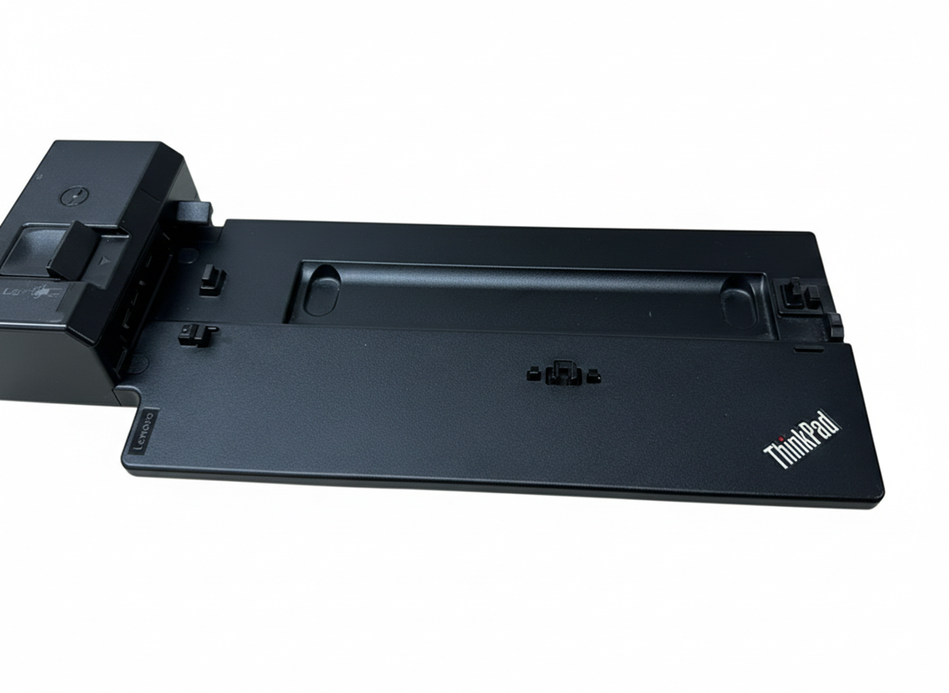 Schwarzer Laptop-Dockingstation mit Lenovo und ThinkPad Logos, weiße Hintergrund.