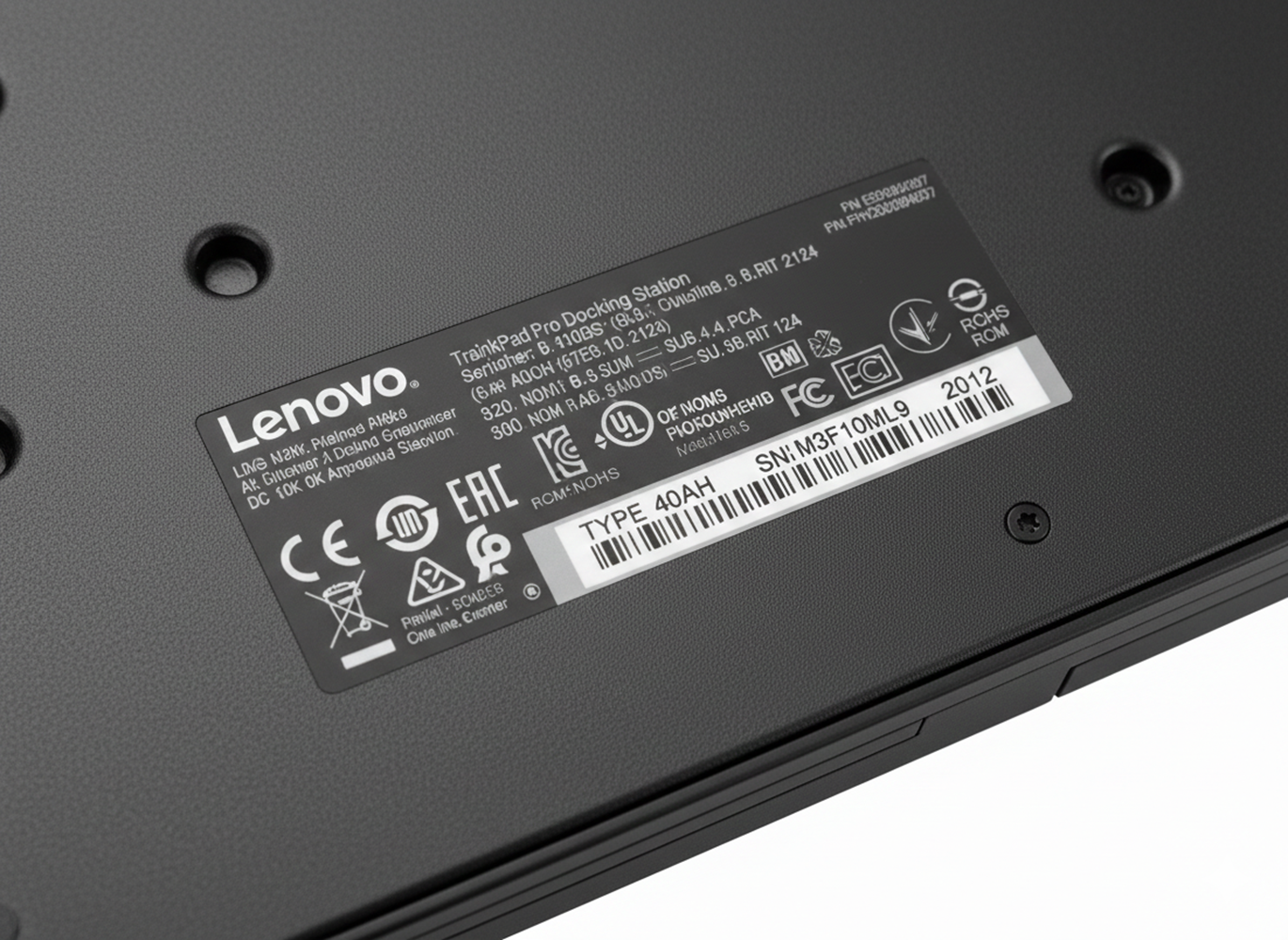 Das Etikett auf der Unterseite einer Lenovo Dockingstation zeigt Modell- und Seriennummern.