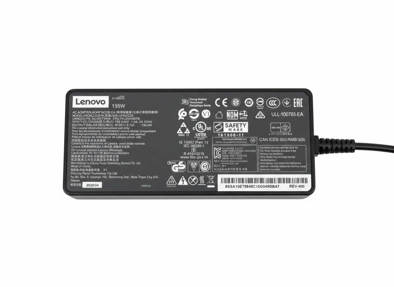 Ein schwarzes Lenovo Netzteil mit Aufklebern und Zertifizierungen.