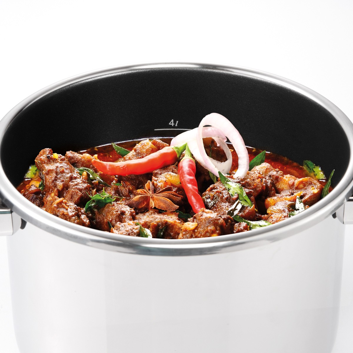 Fleischcurry in einem Topf mit Chilis, Zwiebeln und Sternanis.