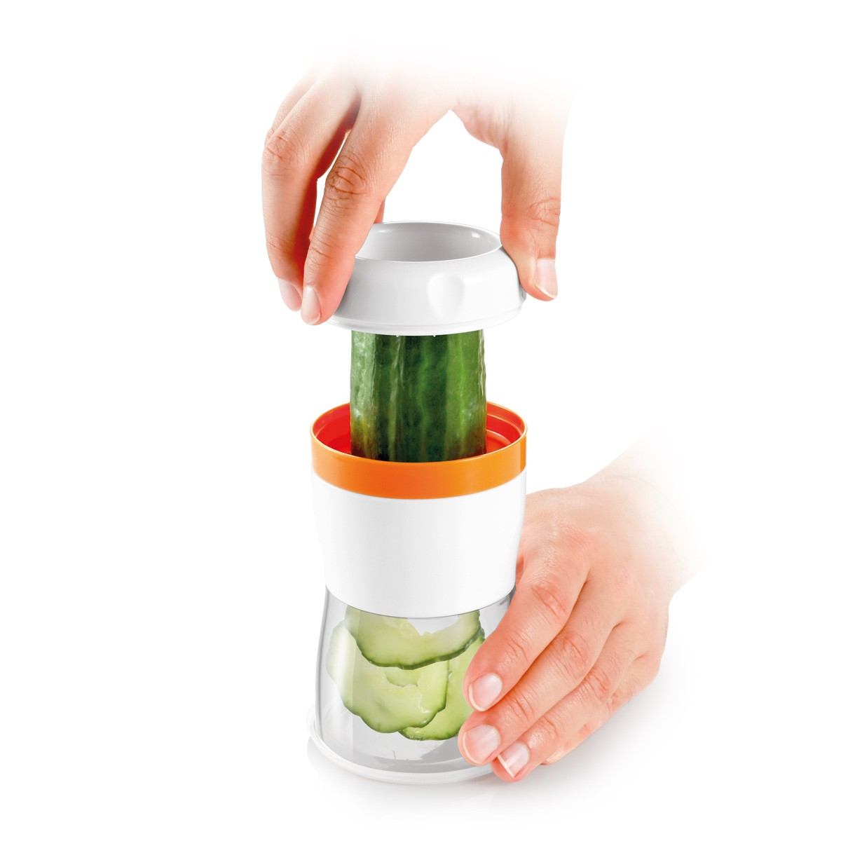 Eine Hand hält eine Gurke, die durch einen Gemüseschneider mit Orangenfutter geschoben wird.