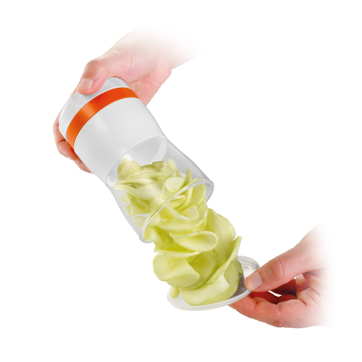 Ein Spiralschneider mit weißem Gehäuse und orangefarbenem Band, der grüne Streifen schneidet.