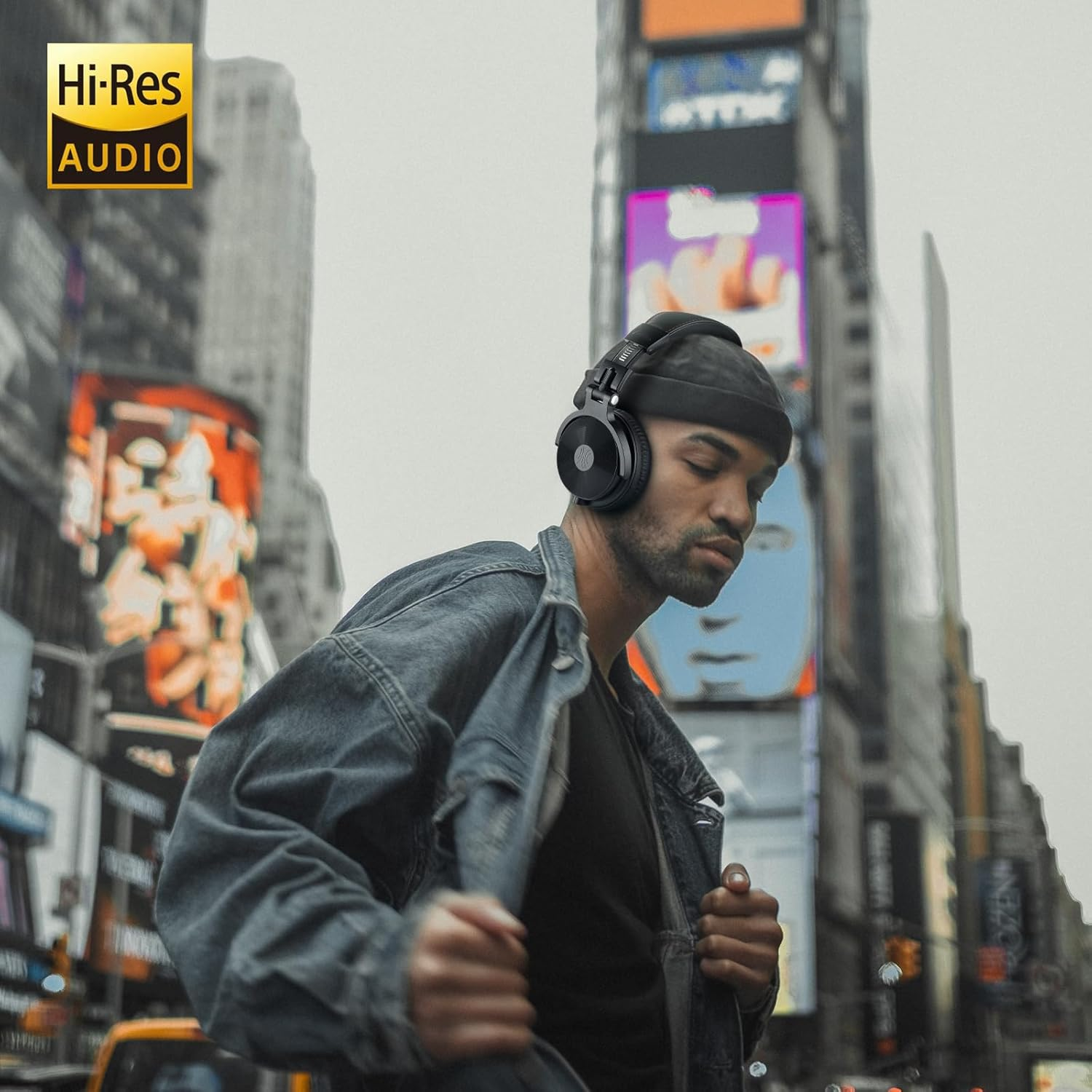 Mężczyzna ze słuchawkami w Nowym Jorku z logo Hi-Res Audio.