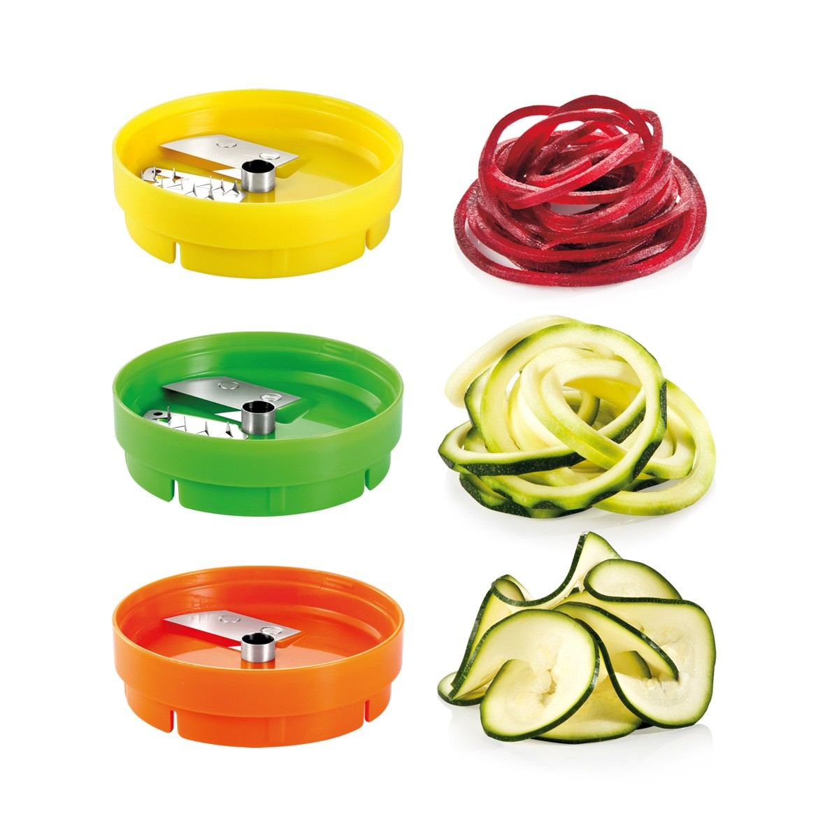 Drei bunte Spiralizer-Aufsätze mit Klingen und daneben geschnittene rote Rüben, Zucchini-Spiralen und Zucchinischeiben.