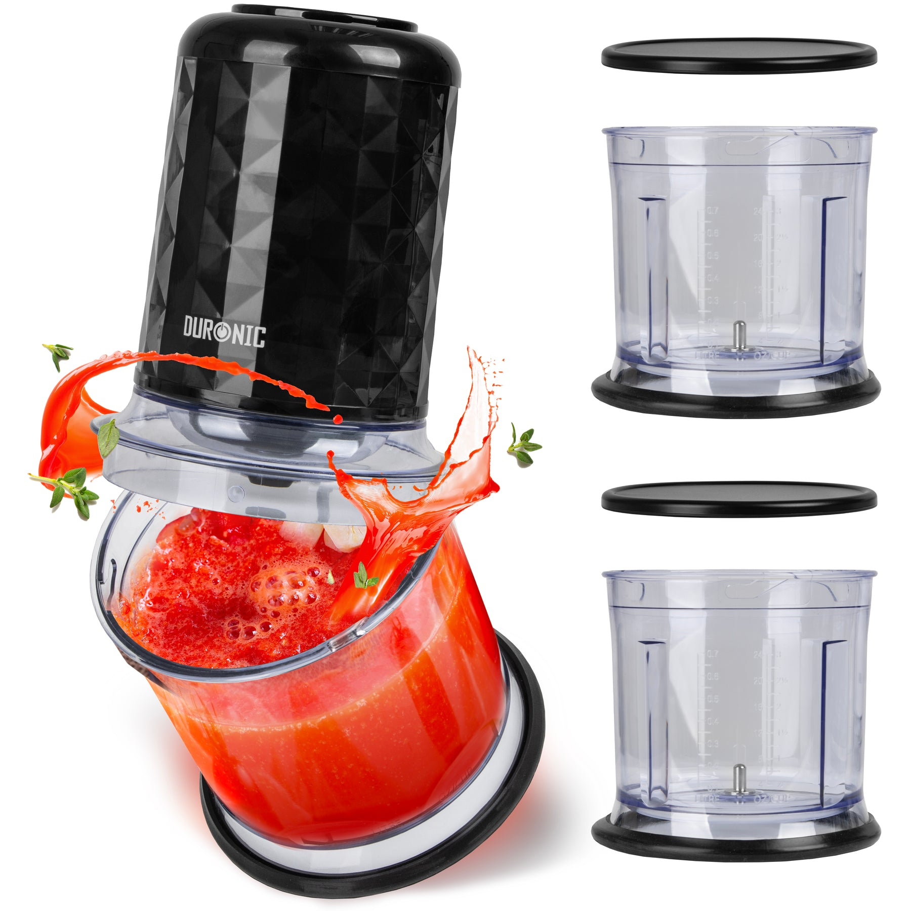 Ein schwarzer Duronic-Mixer mit spritzender roter Flüssigkeit. Zwei leere Behälter und Deckel sind zu sehen.