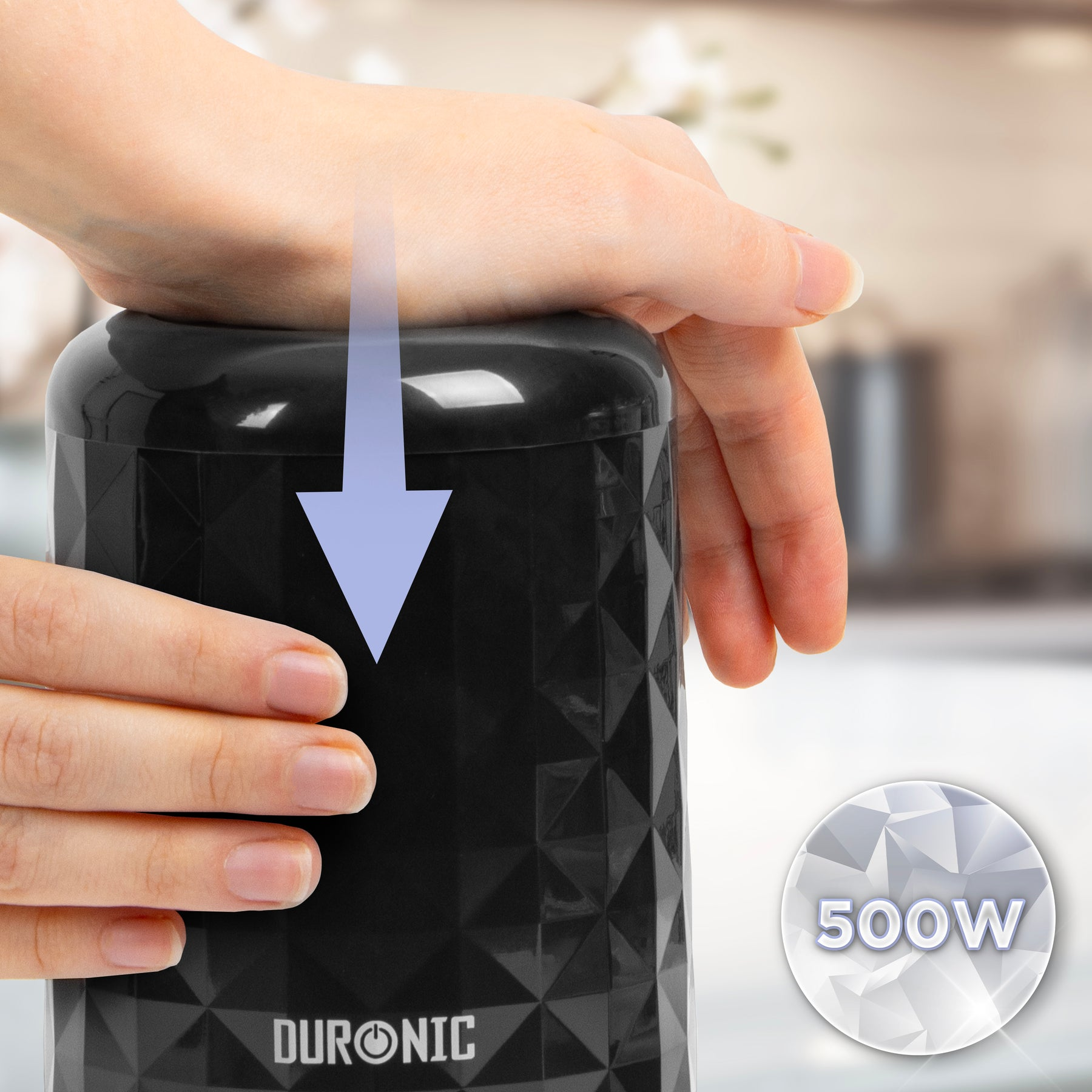 Eine Hand drückt den schwarzen Duronic-Behälter mit 500W nach unten.