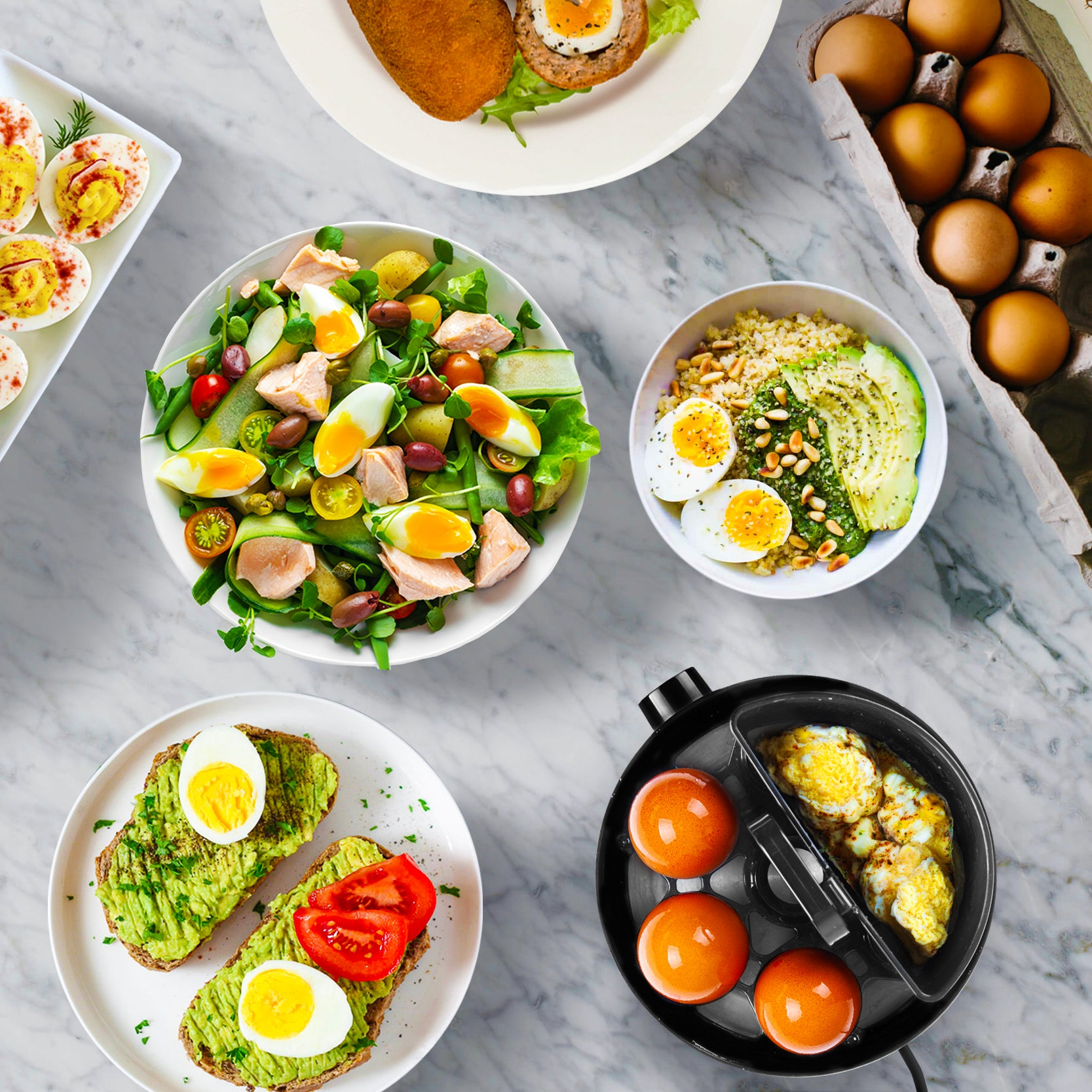 Eine Nahaufnahme von verschiedenen Eiergerichten, darunter Avocado-Toast, Eiersalat und ein Eierkocher.