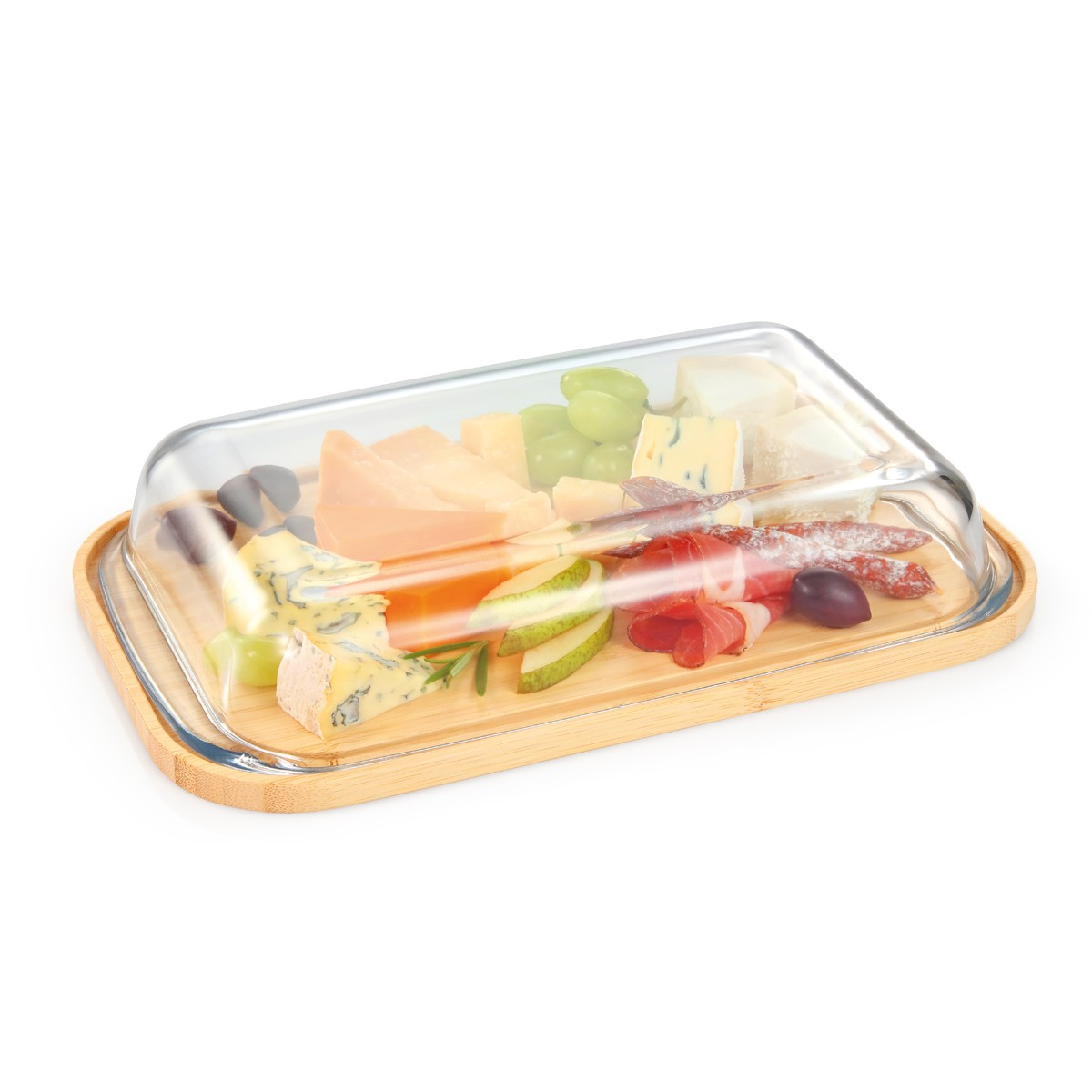 Käseplatte mit Trauben, Birnen, Salami und Schinken unter Glasglocke auf Bambusbrett.