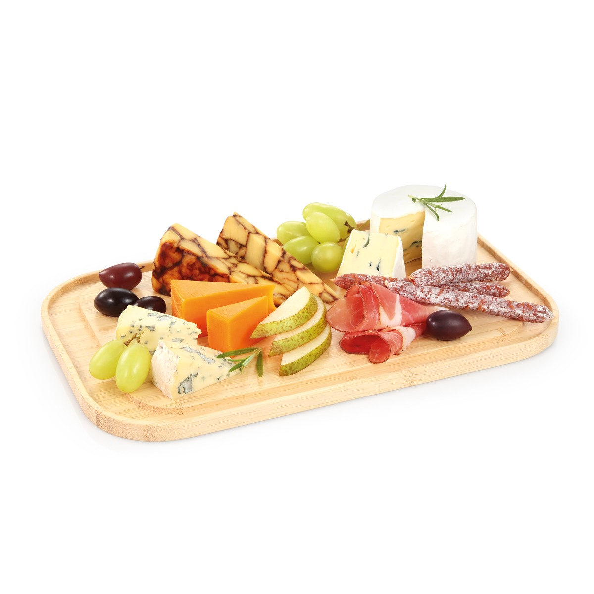 Käseplatte mit Trauben, Birnen, Schinken und Salami auf einem Holzbrett.