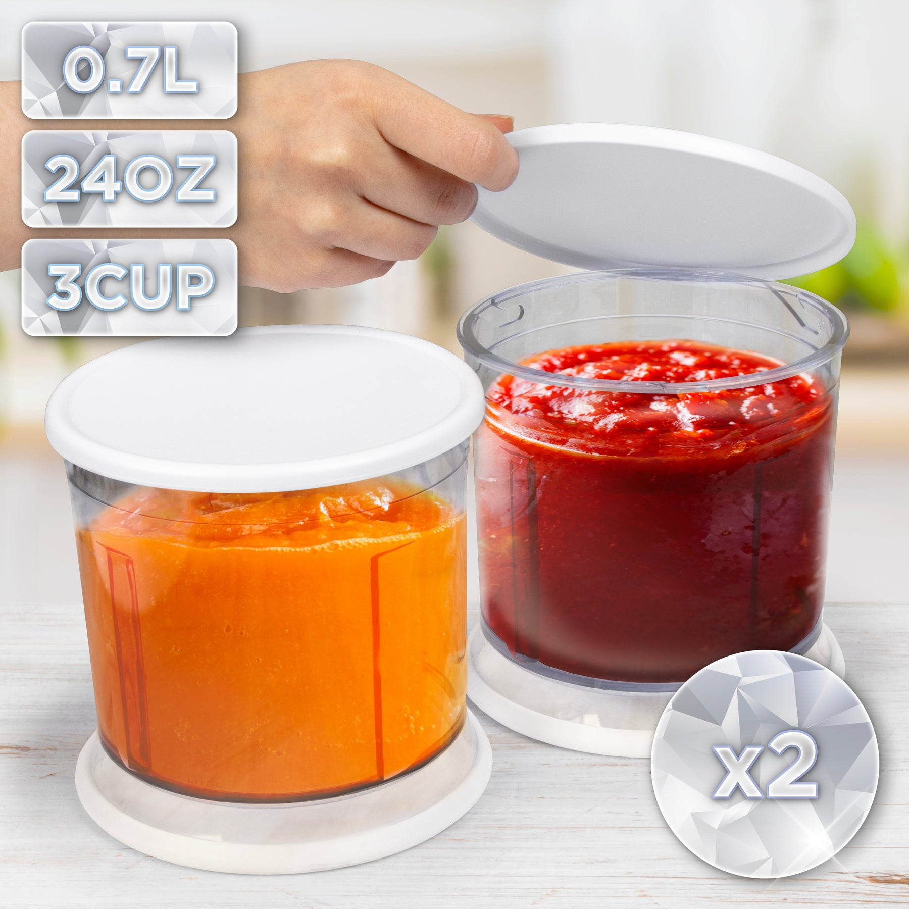 Zwei Behälter mit Lebensmitteln: einer mit orangem Püree, einer mit roter Sauce.