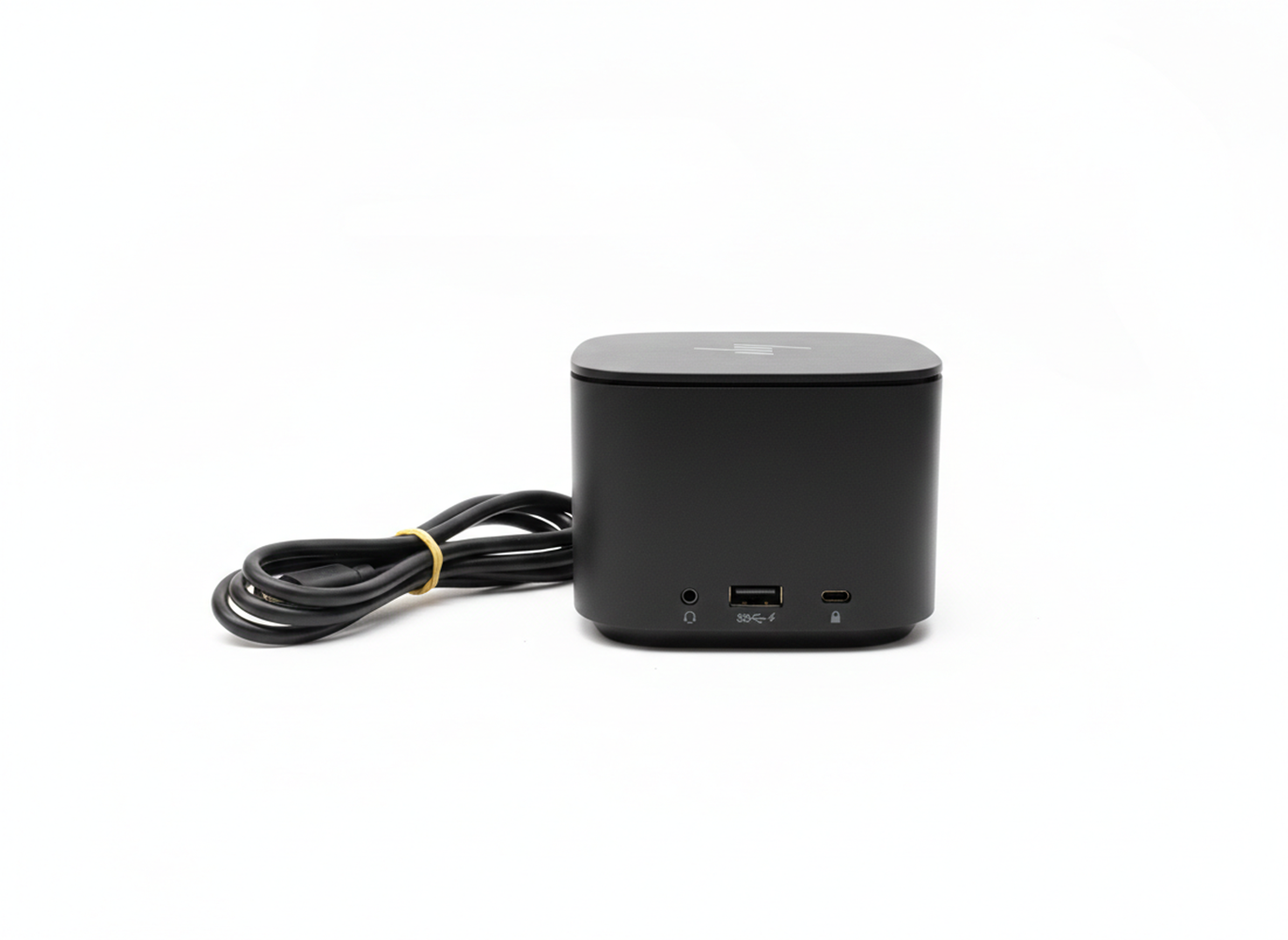 Schwarzer Würfel mit Kabel und Anschlüssen: Kopfhörer, USB und Typ-C.