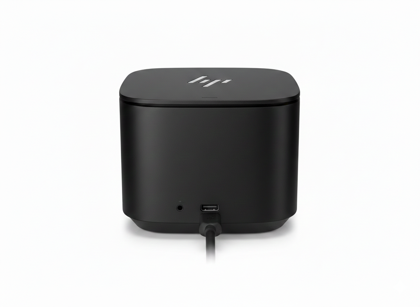 Ein schwarzer HP Mini-PC mit einem angesteckten USB-Kabel auf weißem Hintergrund.
