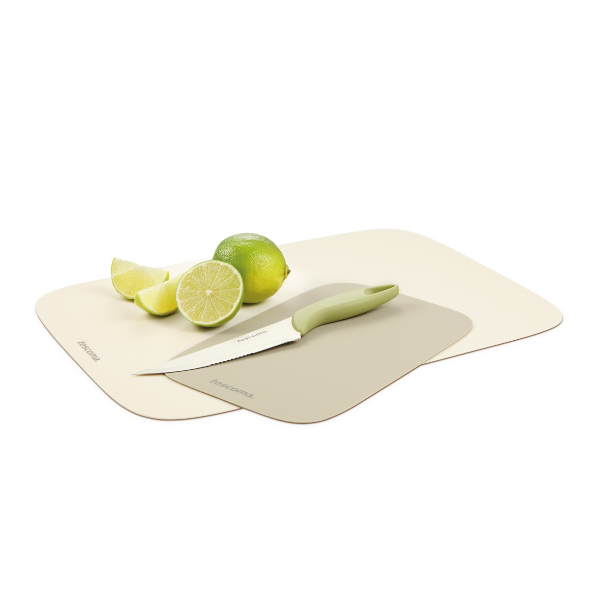 Ein Messer mit grünem Griff liegt auf zwei Schneidebrettern neben Limetten.