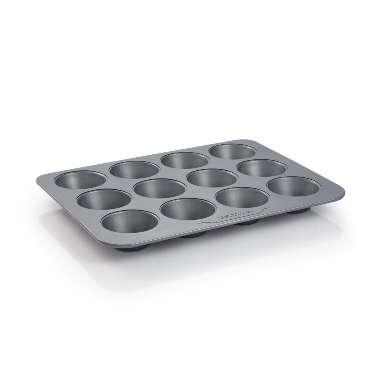 Eine graue Muffinform mit 12 Mulden auf weißem Hintergrund.