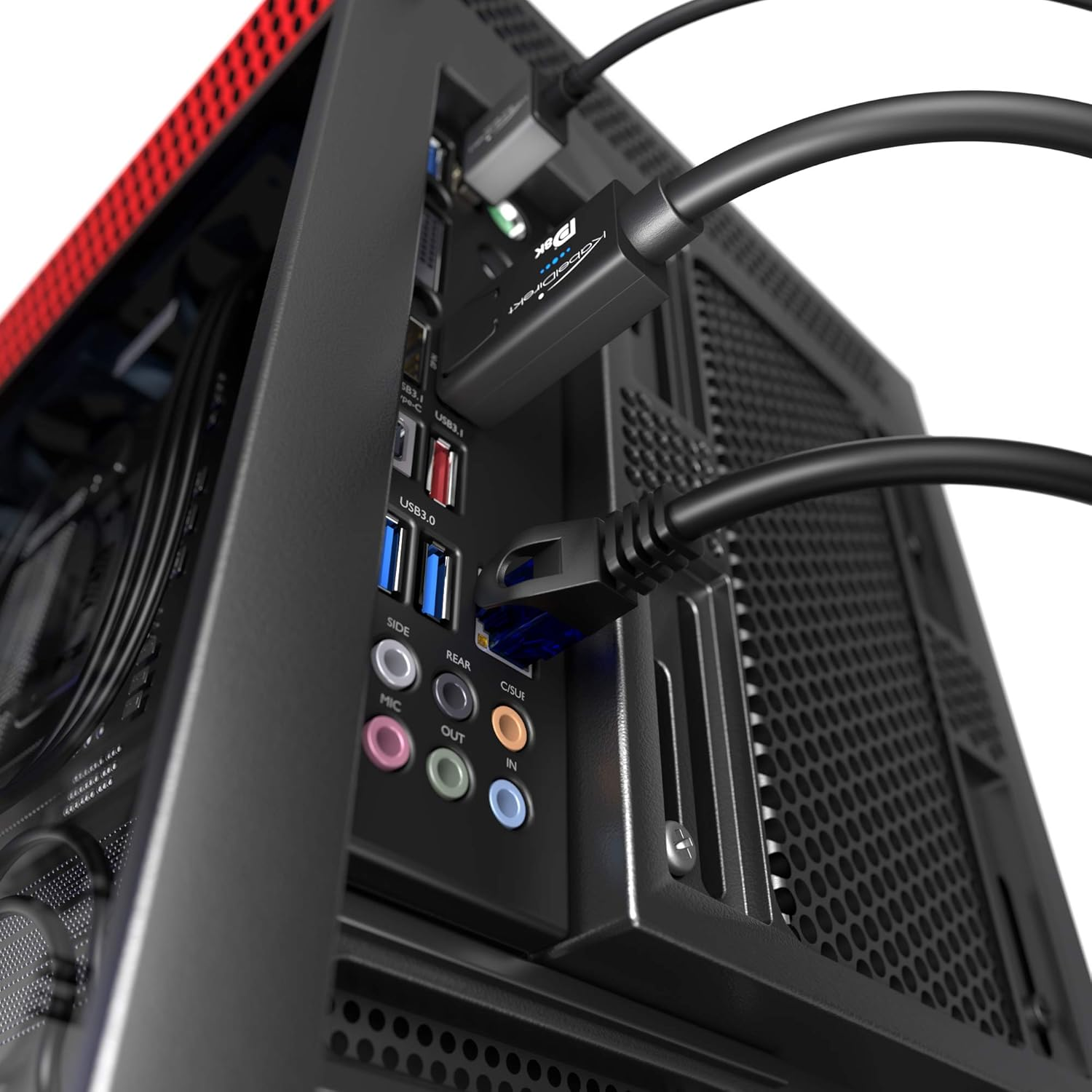 Tył komputera z podłączonymi kablami i portami.