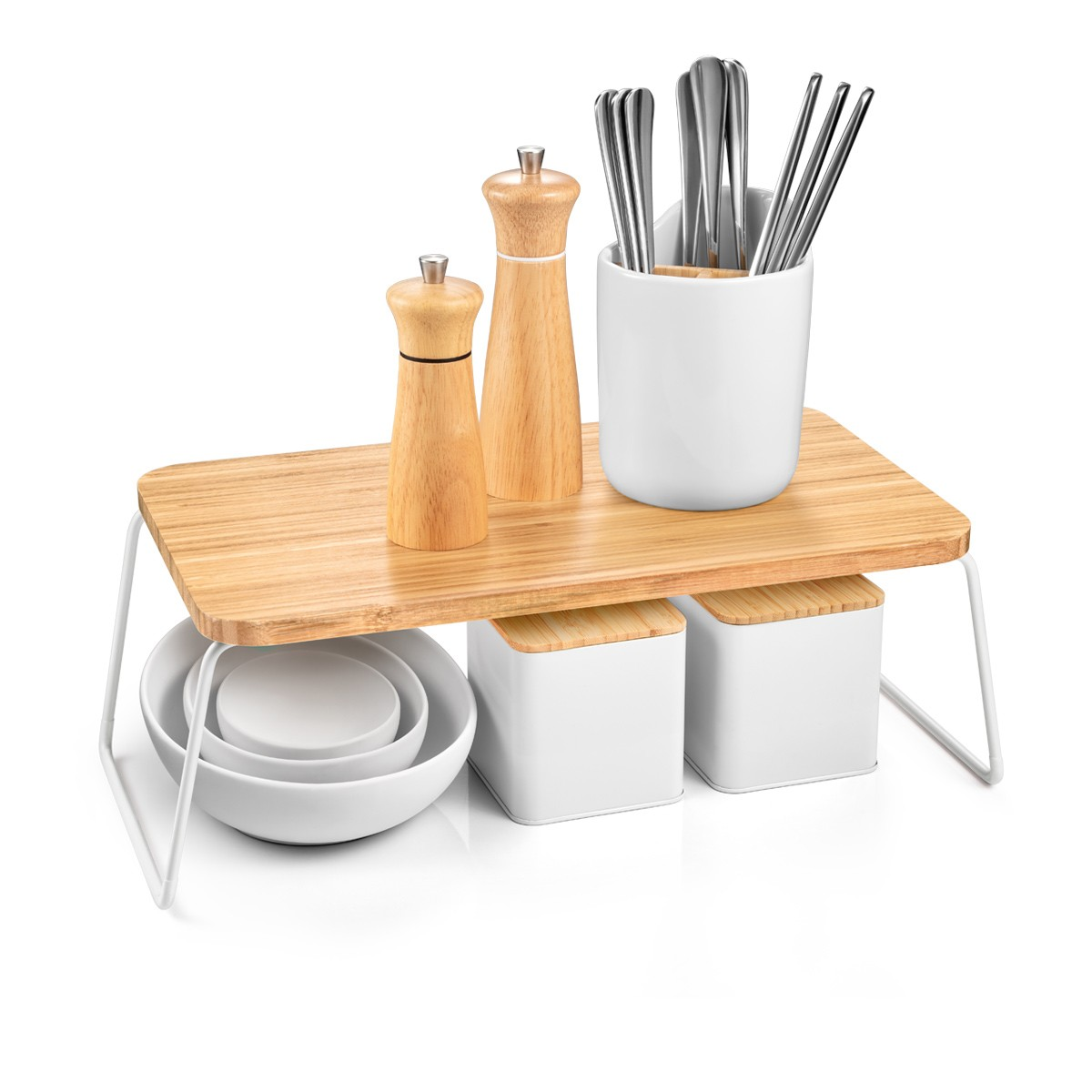 Küchenorganizer mit Holzoberfläche, Gewürzmühlen, Besteckhalter, Schüsseln und Dosen.