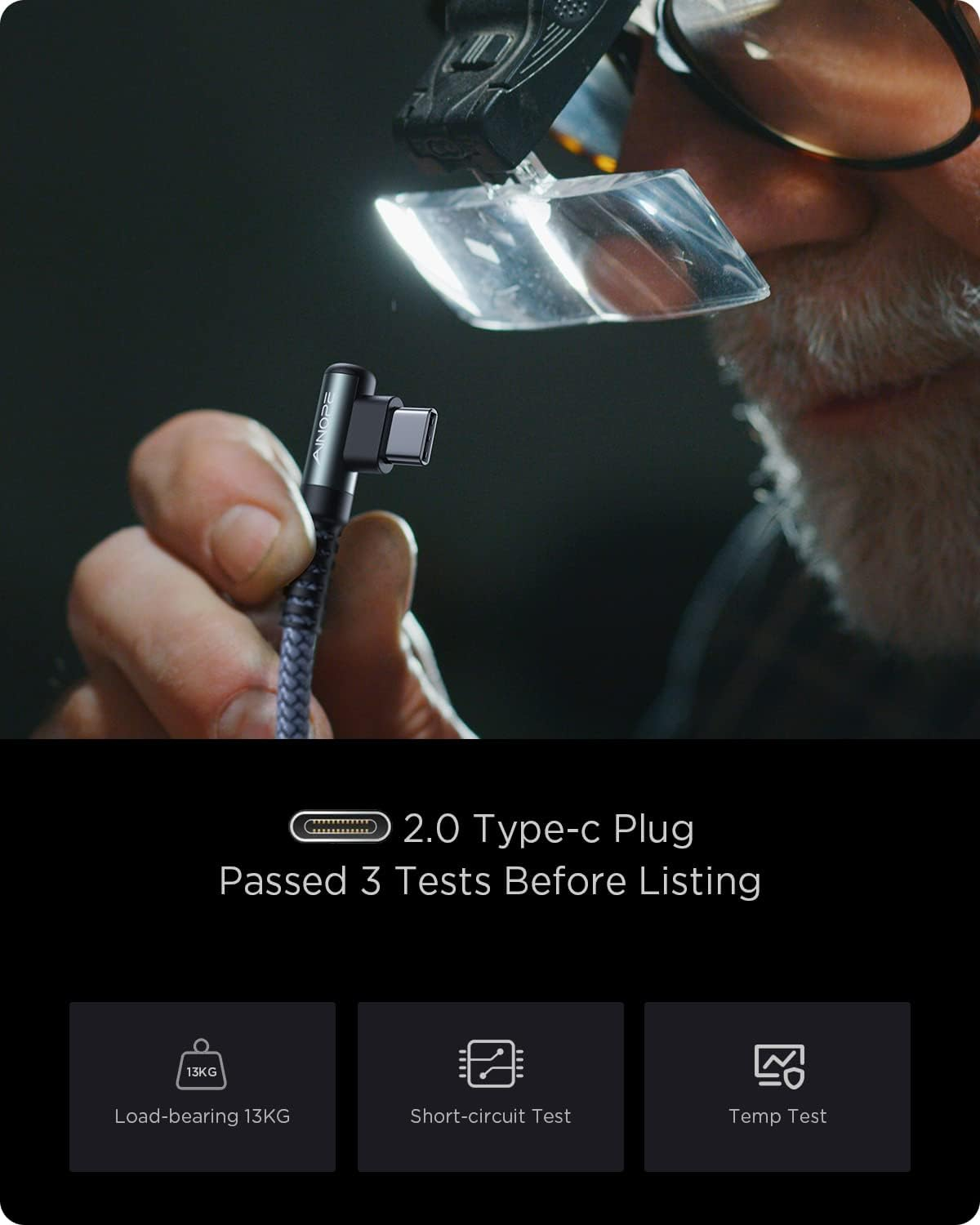 Mężczyzna z lupą trzyma kabel USB-C pod kątem 90 stopni. Przeszedł 3 testy.