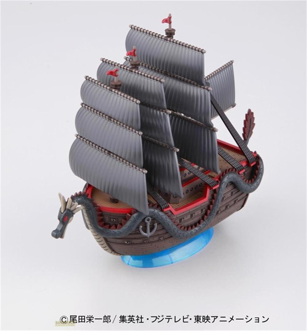 Ein detailgetreues Modellschiff mit schwarzen Segeln und einem Drachenkopf am Bug.