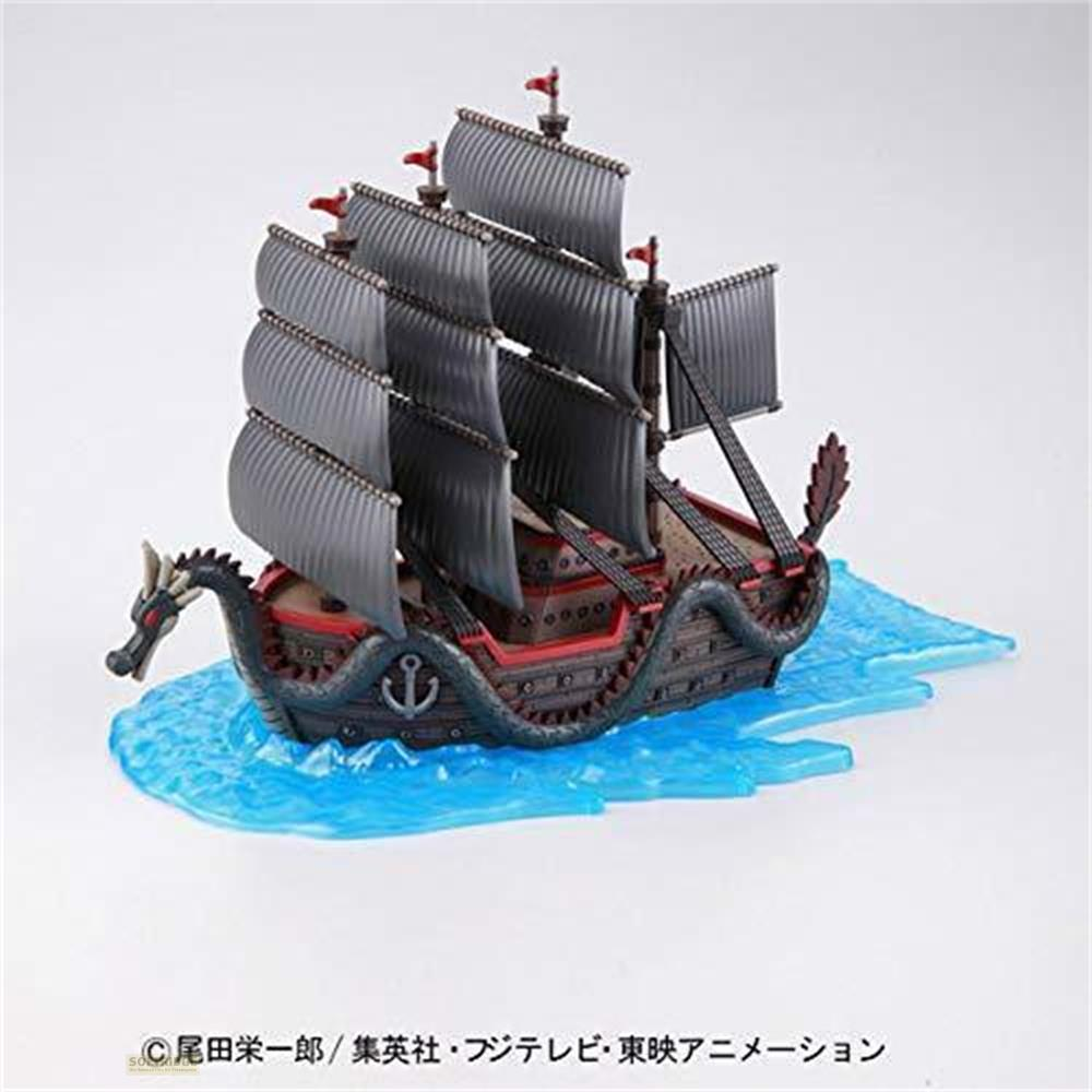 Ein Spielzeugschiff mit schwarzer Takelage und Drachenkopf auf blauem Wasser.